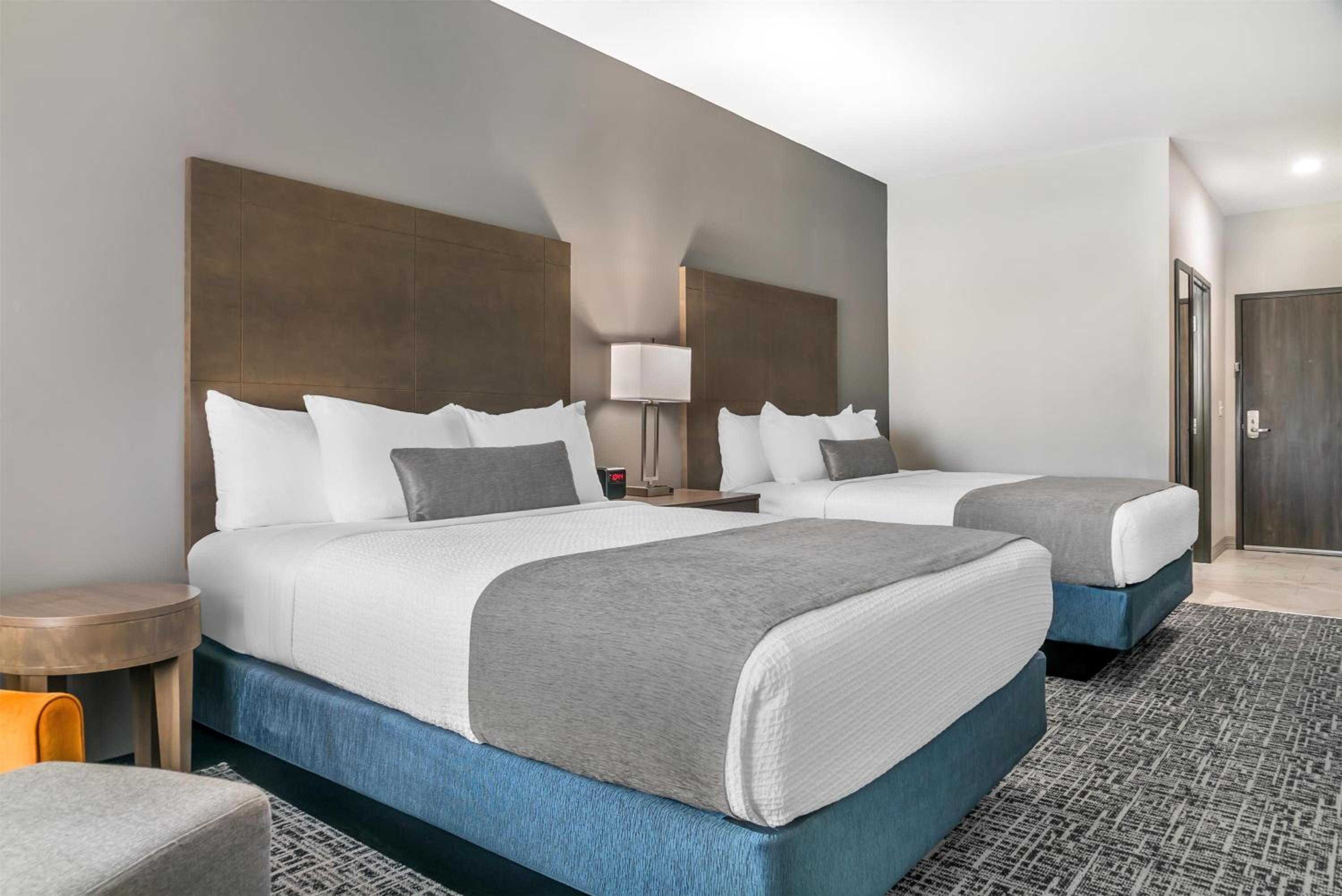 Queen Room with Two Queen Beds - Non-Smoking - Photo 3