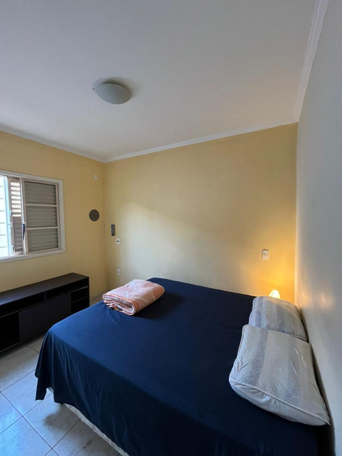 Queen Room with Shared Bathroom photo 3