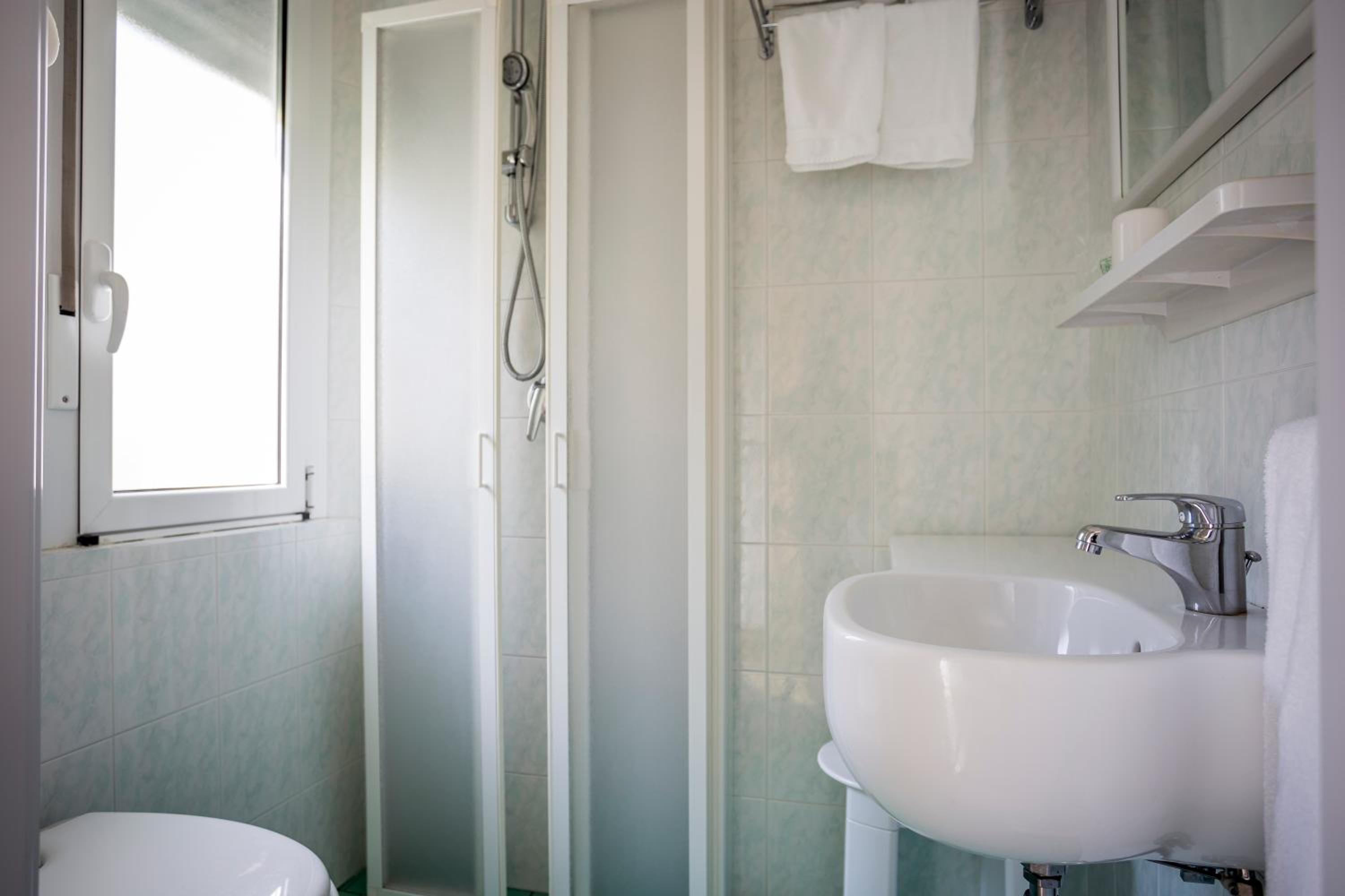 Quadruple Room with Private Bathroom photo 2