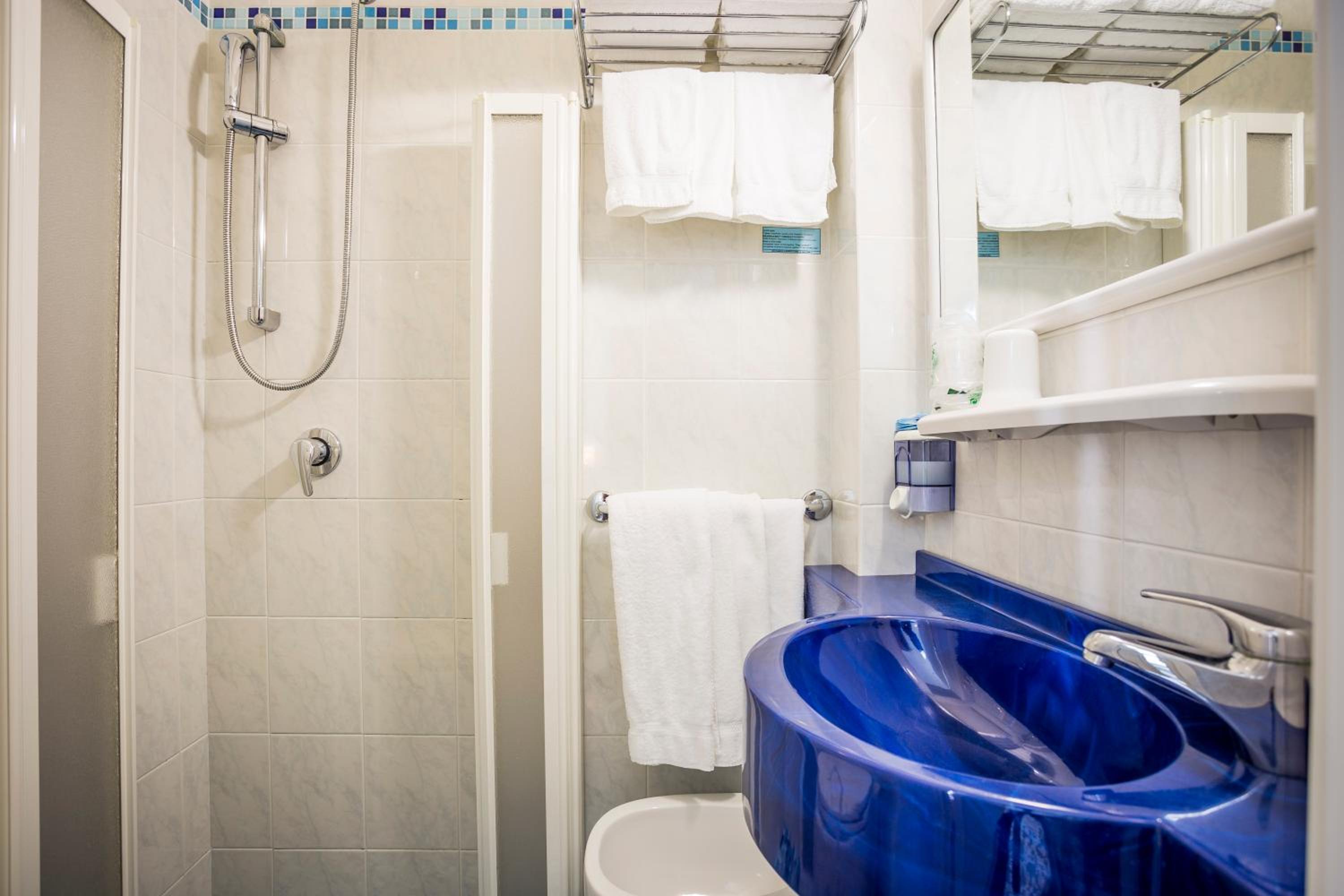 Quadruple Room with Private Bathroom photo 3