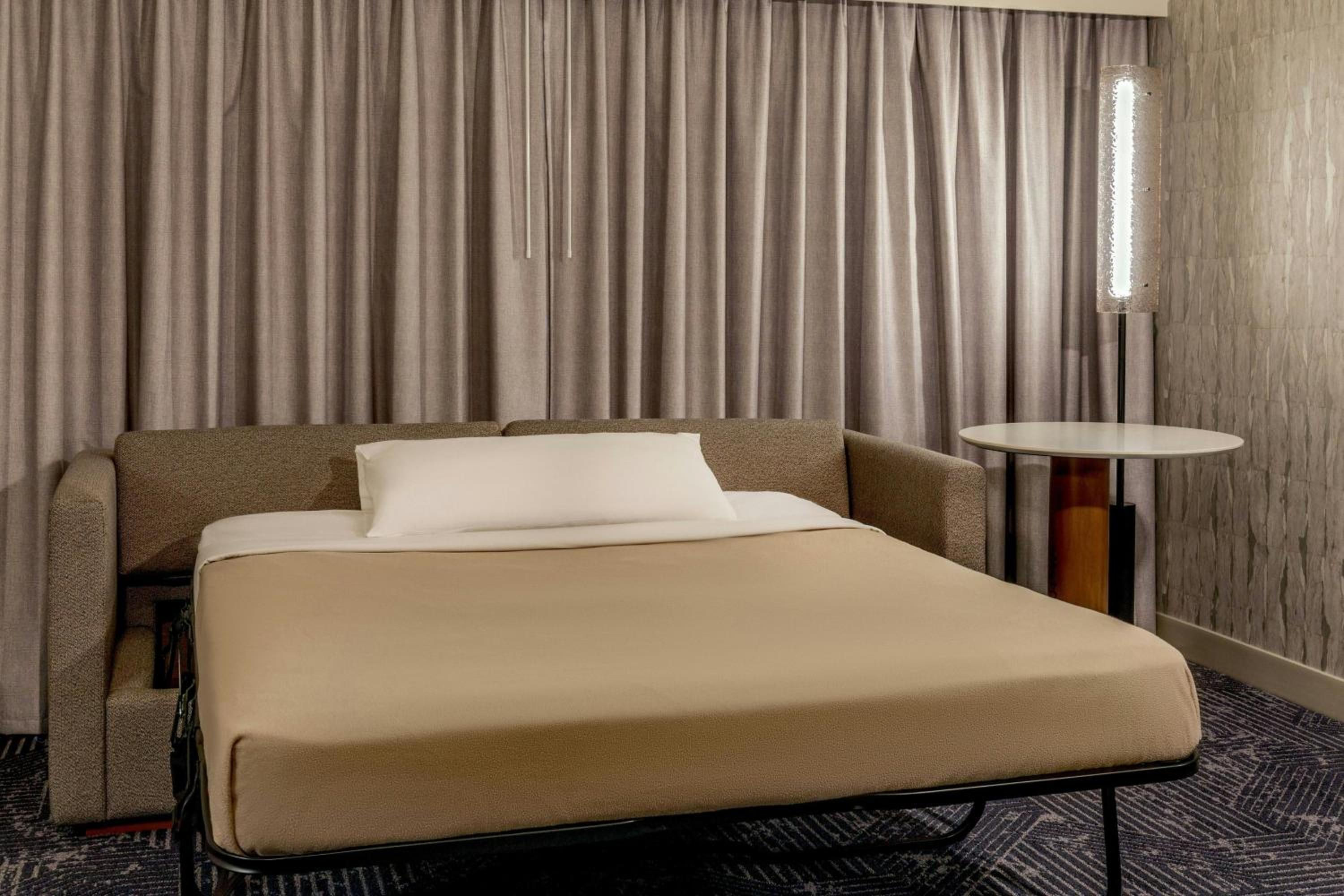 King Room with Harbor View - Hearing Accessible - Photo 5