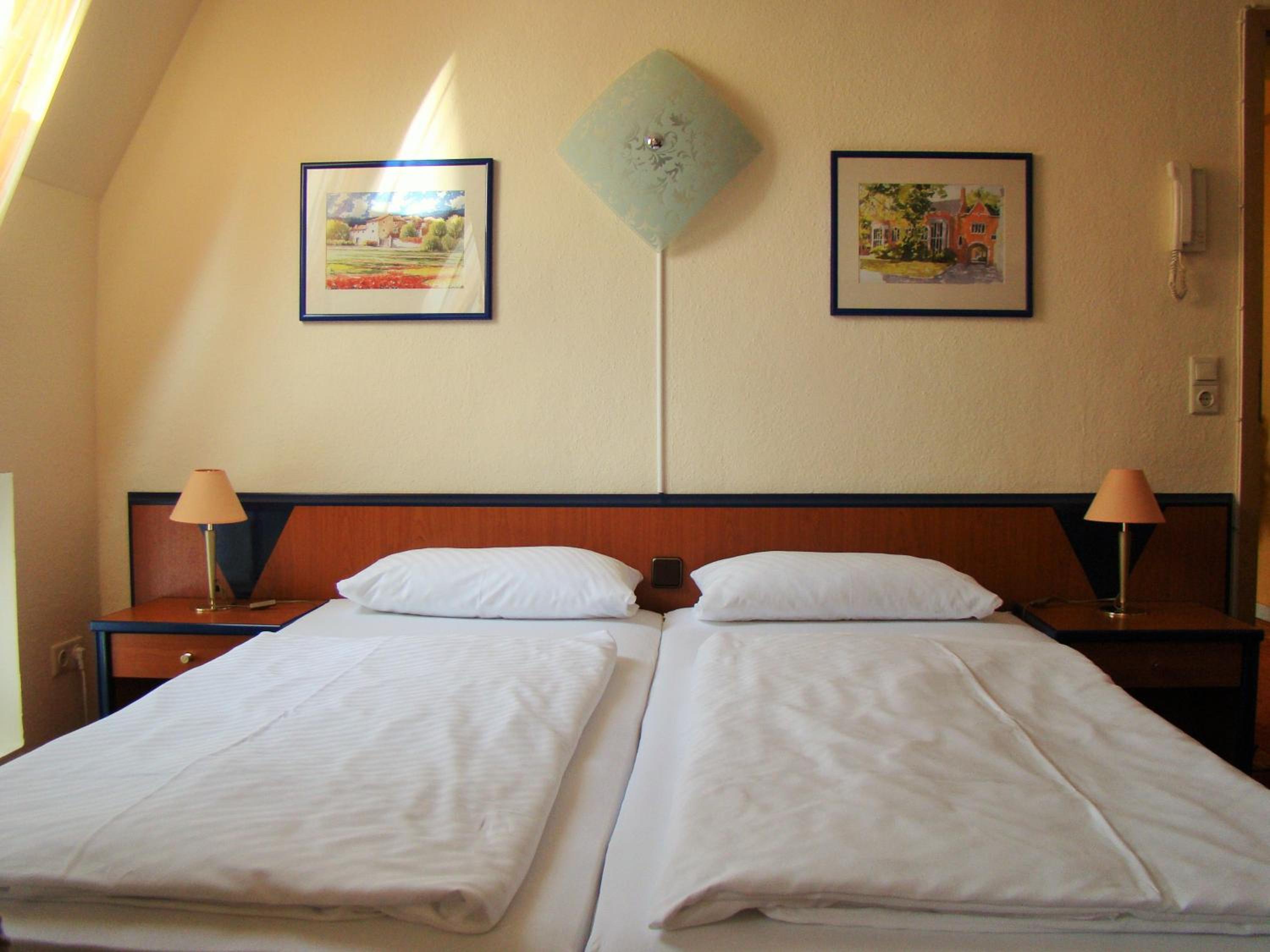 Double Room with Private Bathroom - Photo 12
