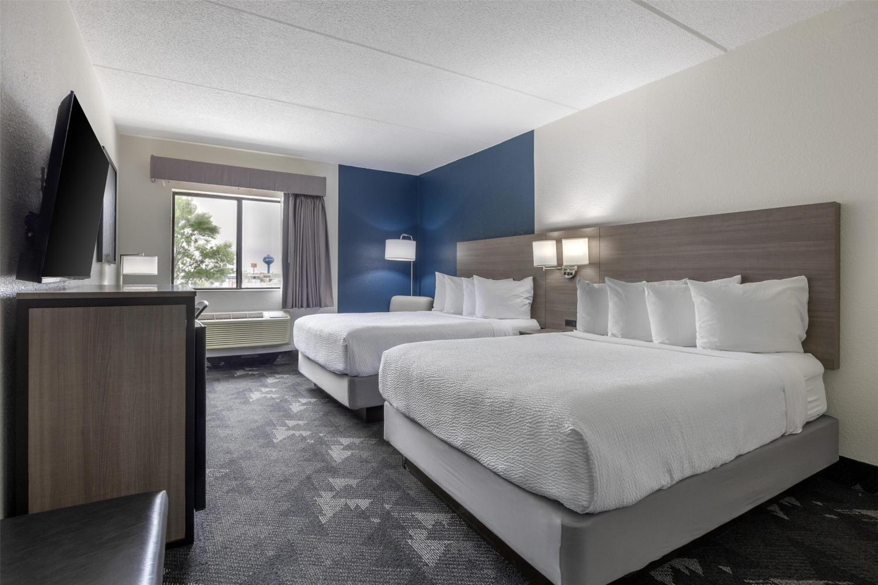 Queen Room with Two Queen Beds - Non-Smoking - Photo 1