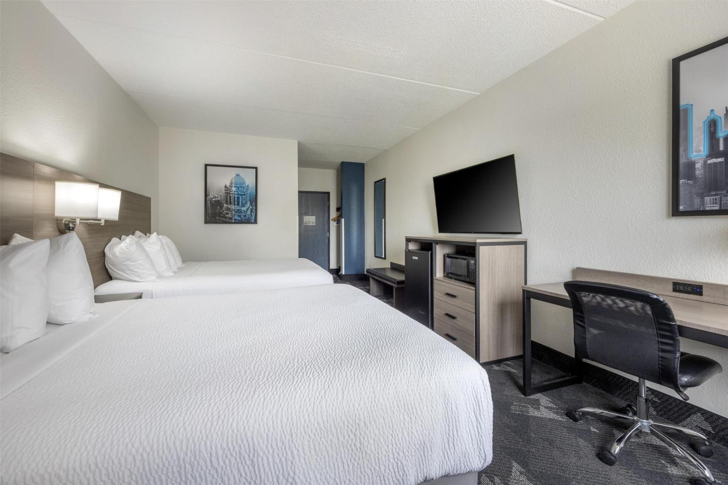 Queen Room with Two Queen Beds - Non-Smoking - Photo 3