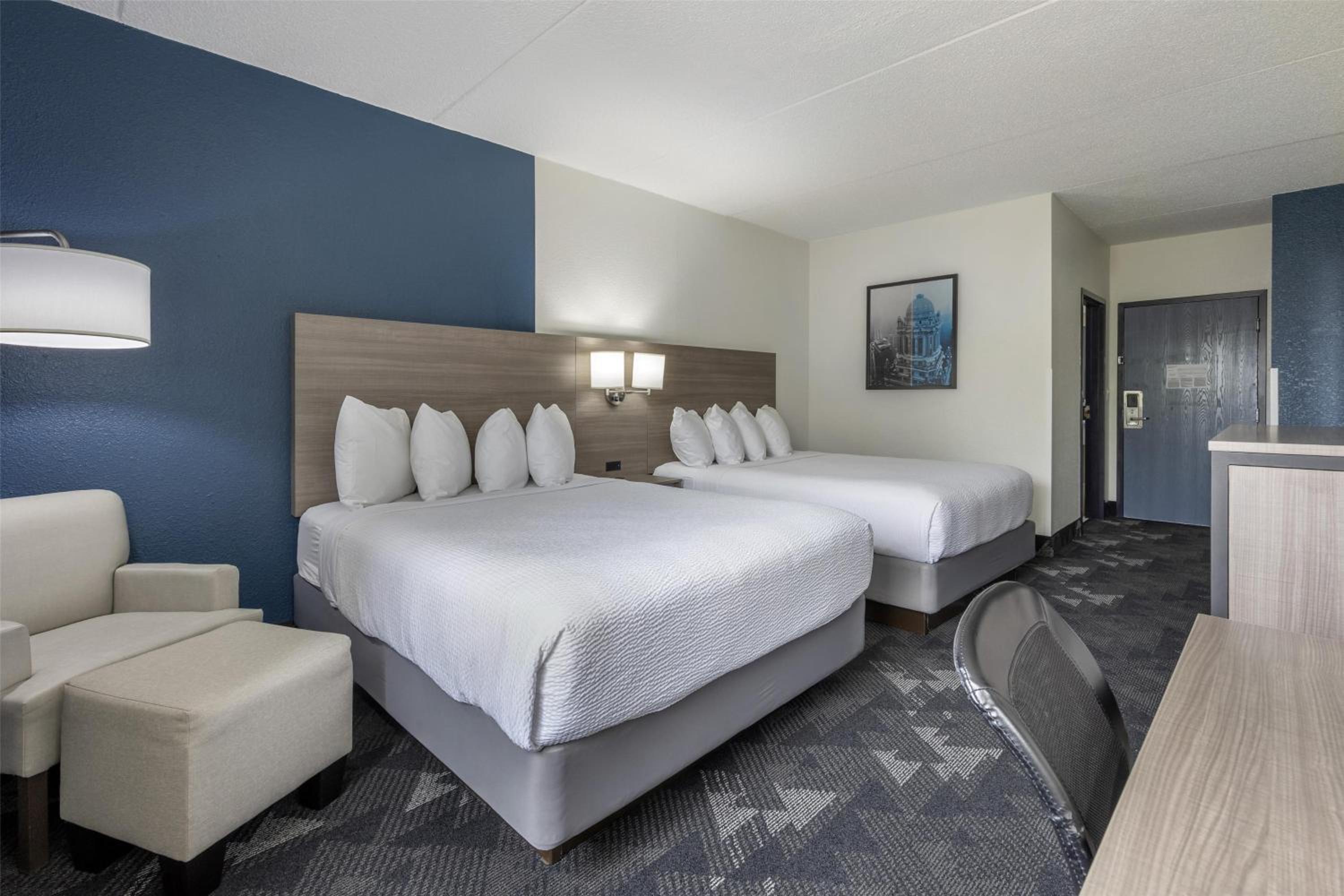 Queen Room with Two Queen Beds - Non-Smoking - Photo 2