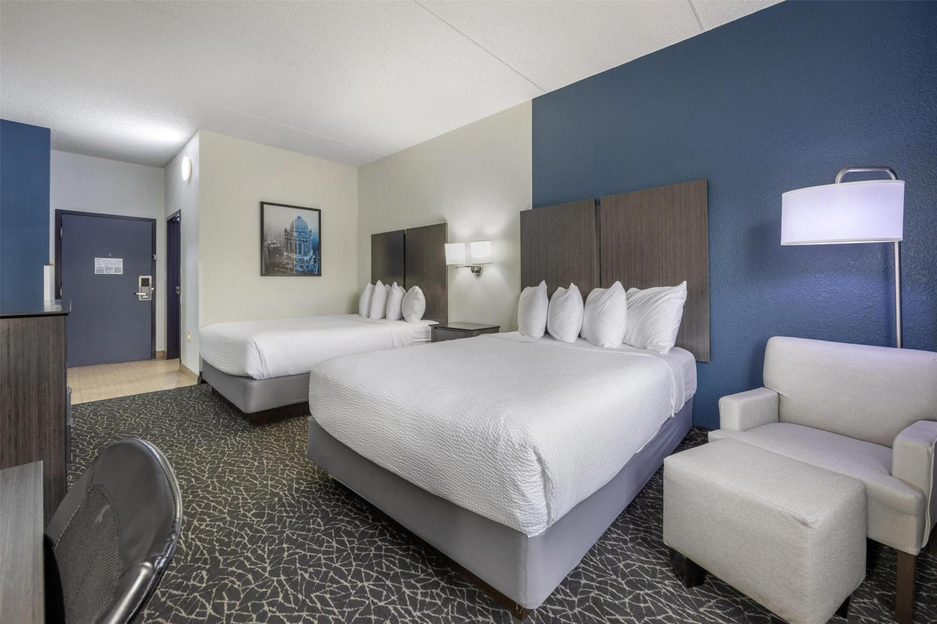 Queen Room with Two Queen Beds - Disability Access/Non-Smoking - Photo 3