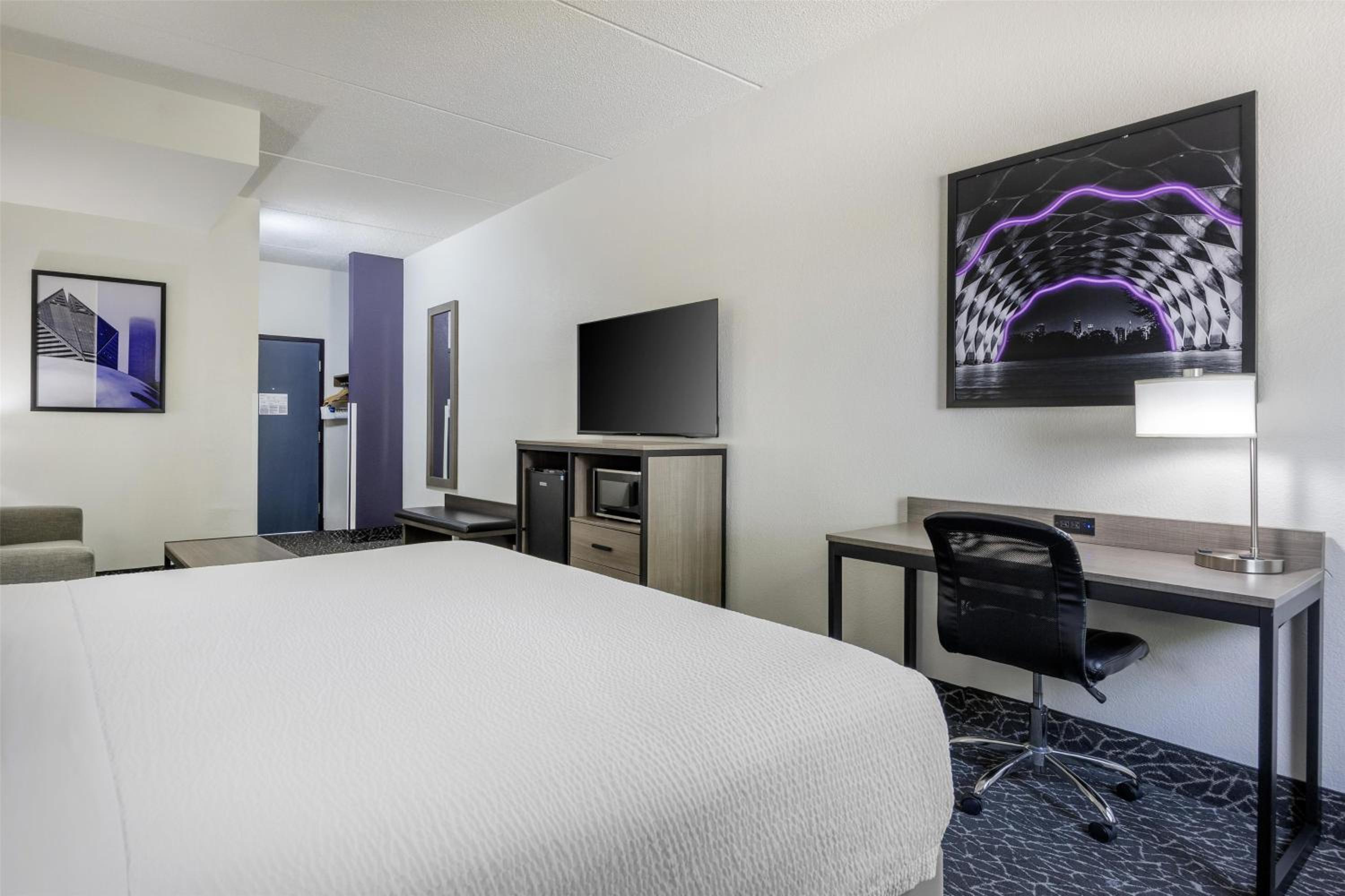 King Room with Bath Tub - Disability Access/Non-Smoking  - Photo 3