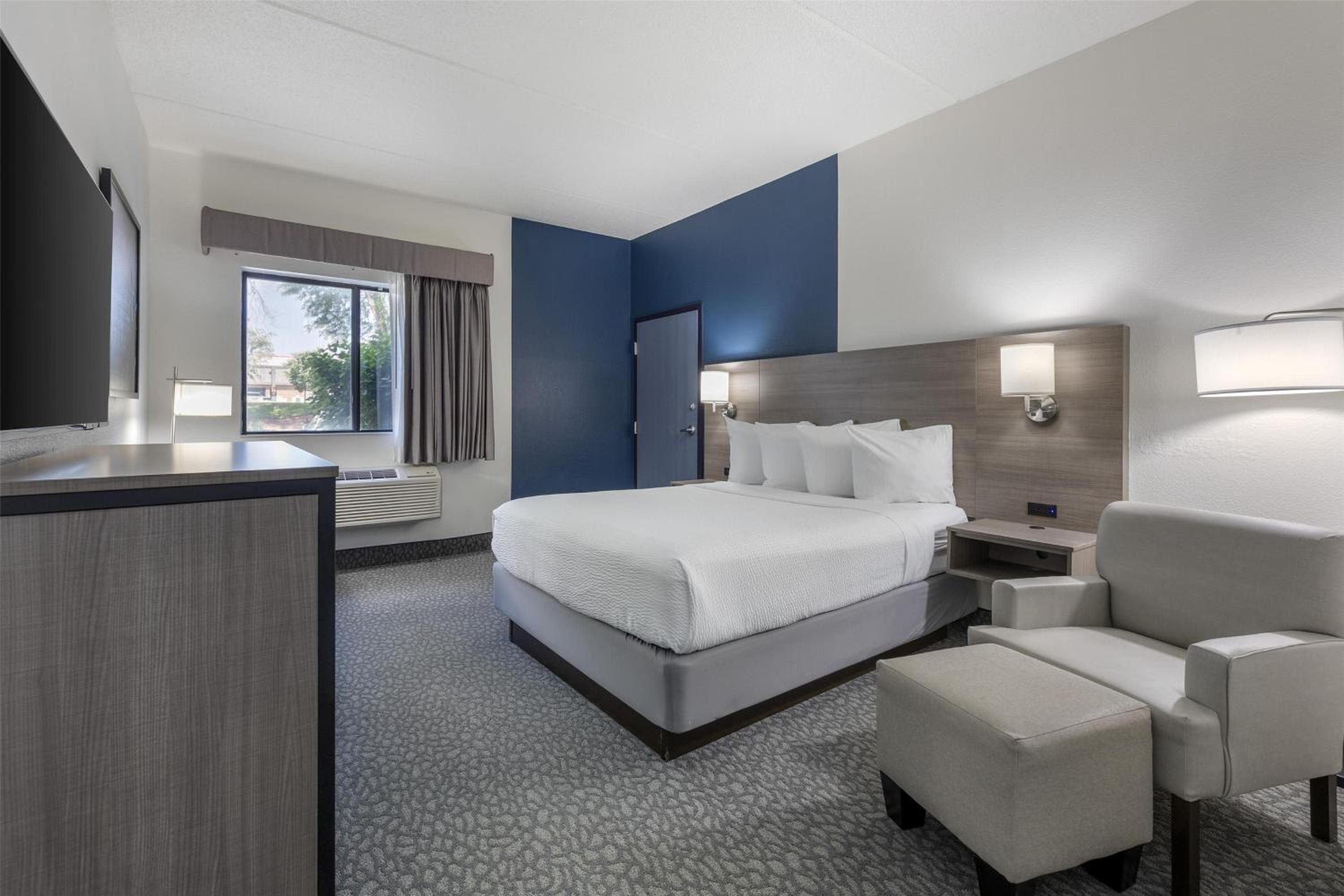 Queen Room with Roll-In Shower - Disability Access/Non-Smoking photo 1