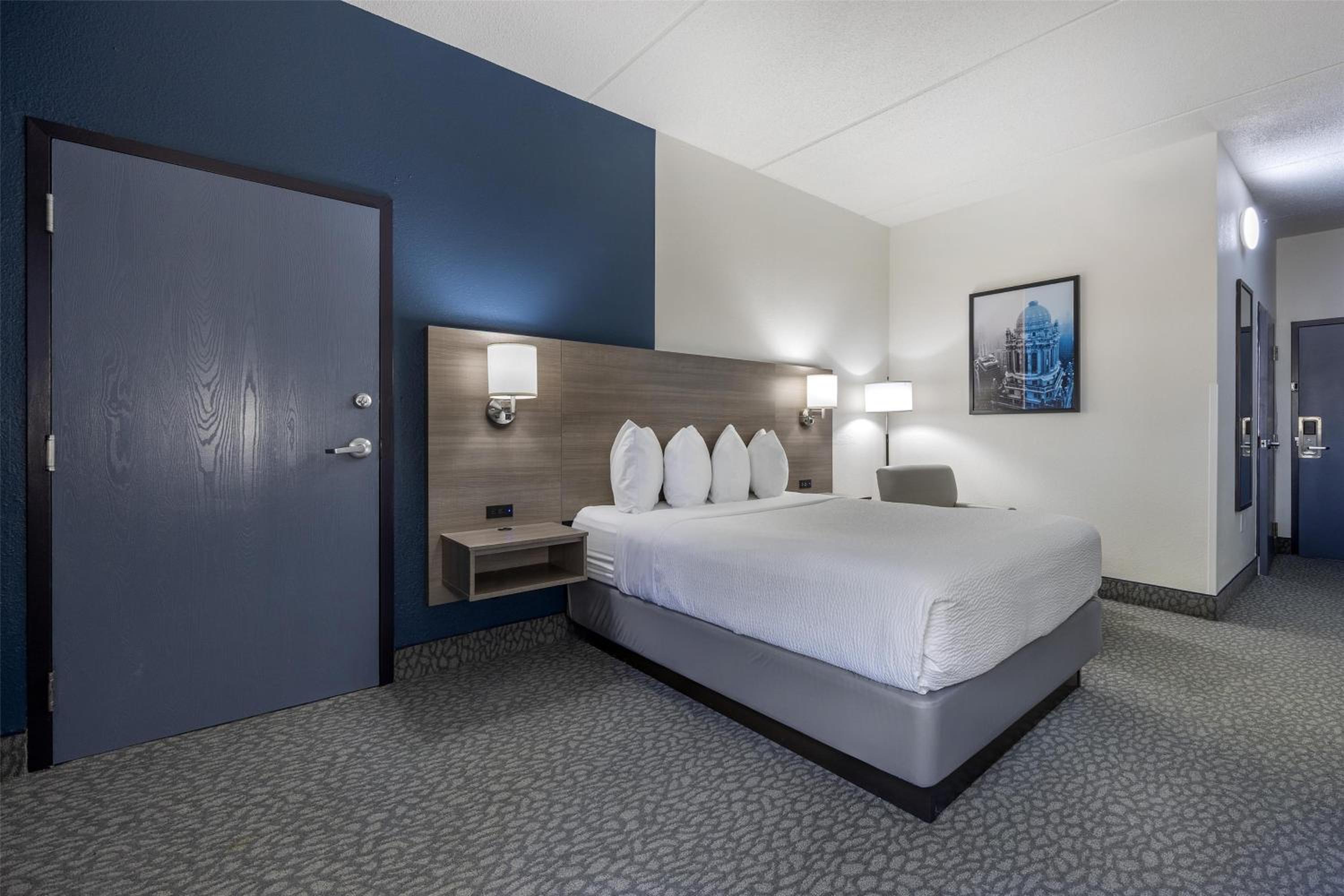 Queen Room with Roll-In Shower - Disability Access/Non-Smoking photo 2