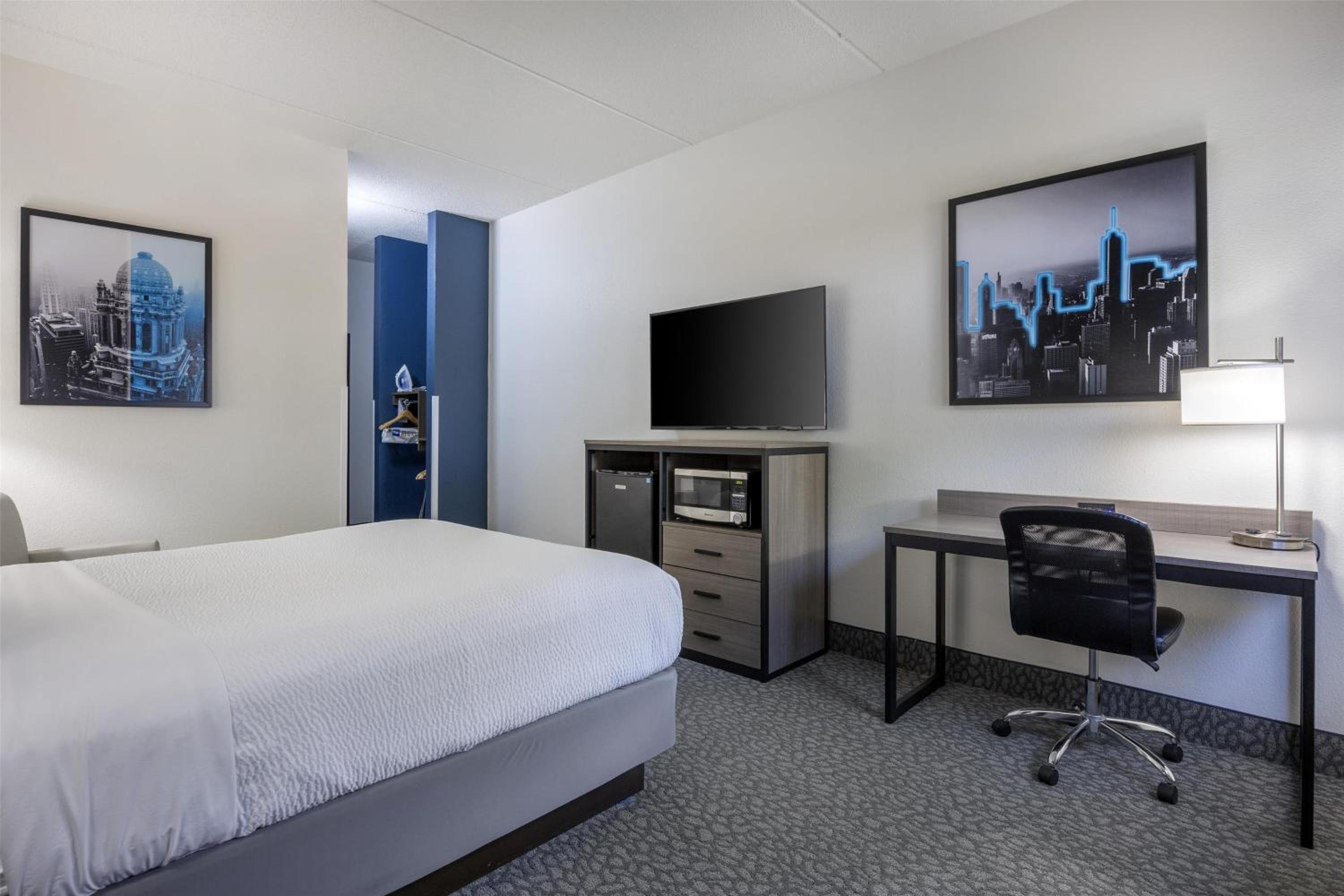 Queen Room with Roll-In Shower - Disability Access/Non-Smoking photo 3