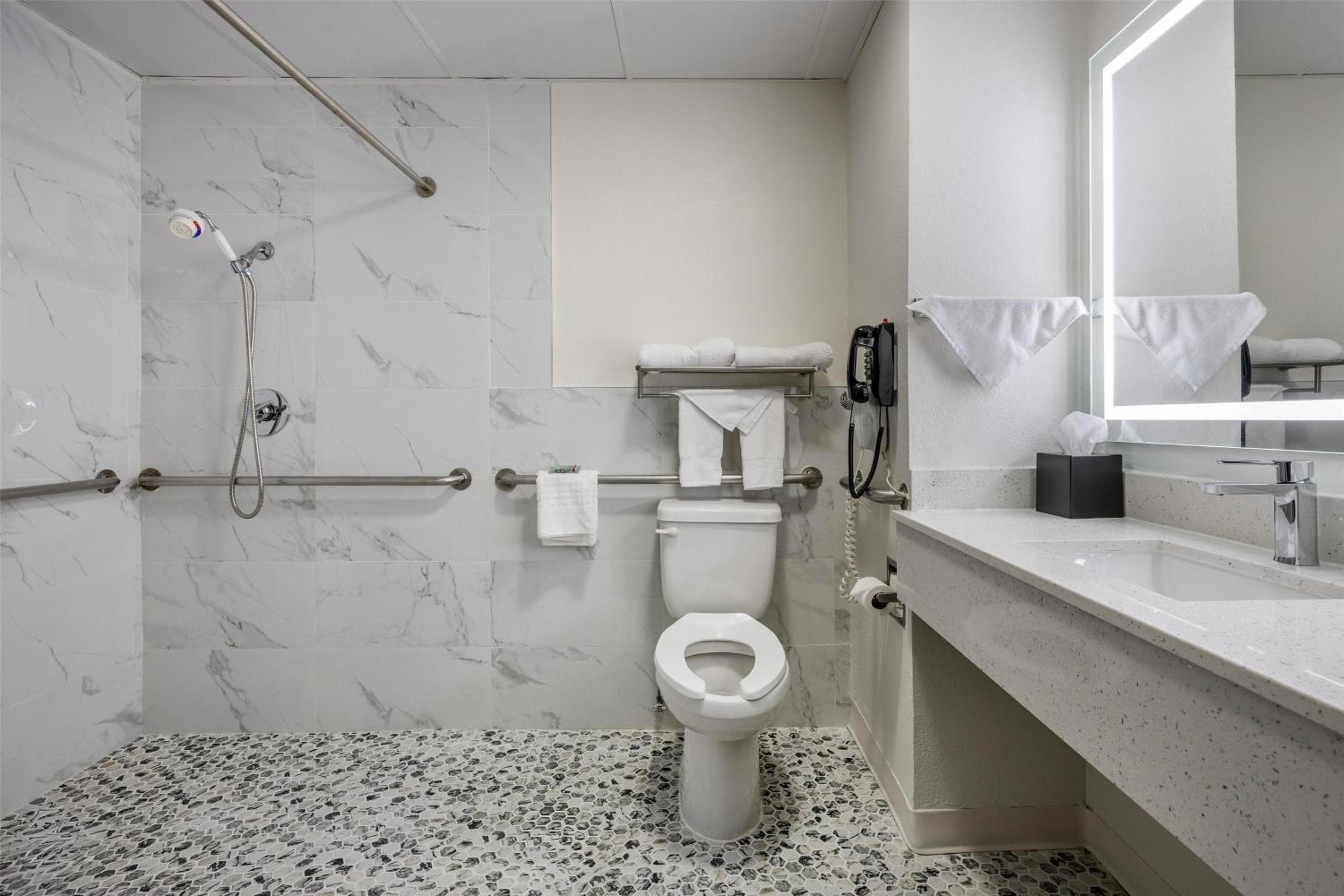 King Room with Bath Tub - Disability Access/Non-Smoking  - Photo 5