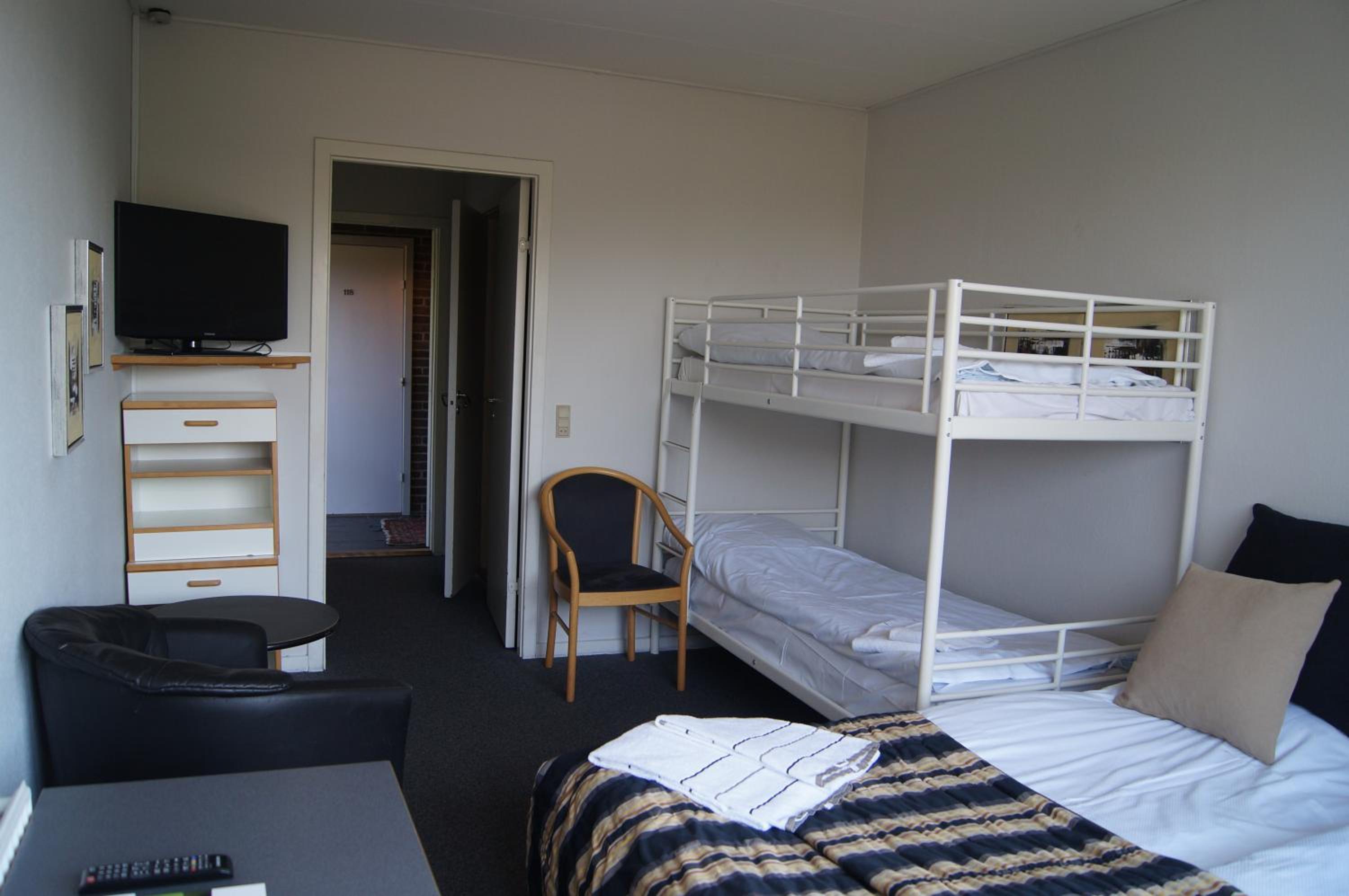Family Room (2 Adults + 2 Children)