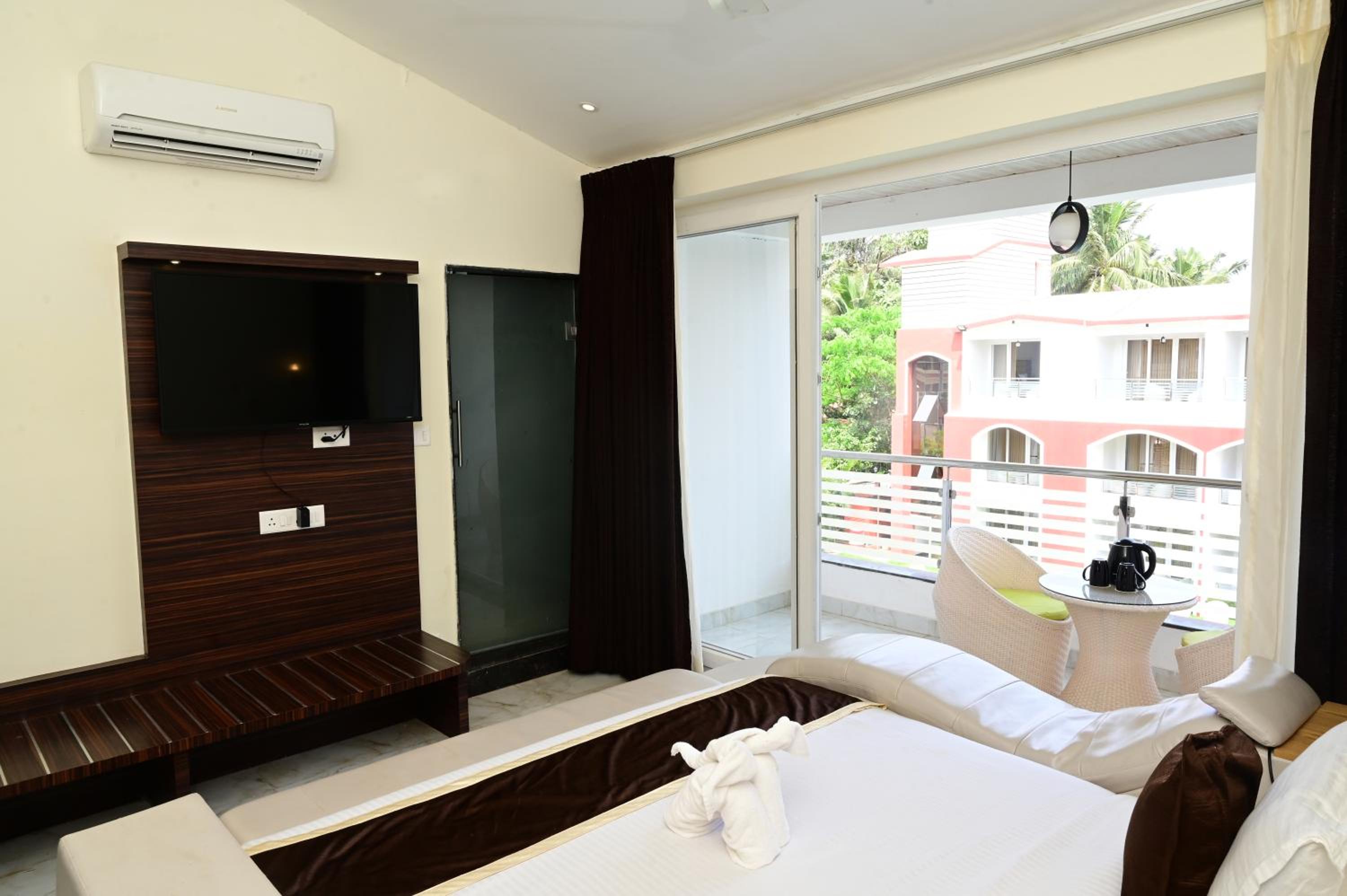Double Room with Balcony (3 Adults) photo 1