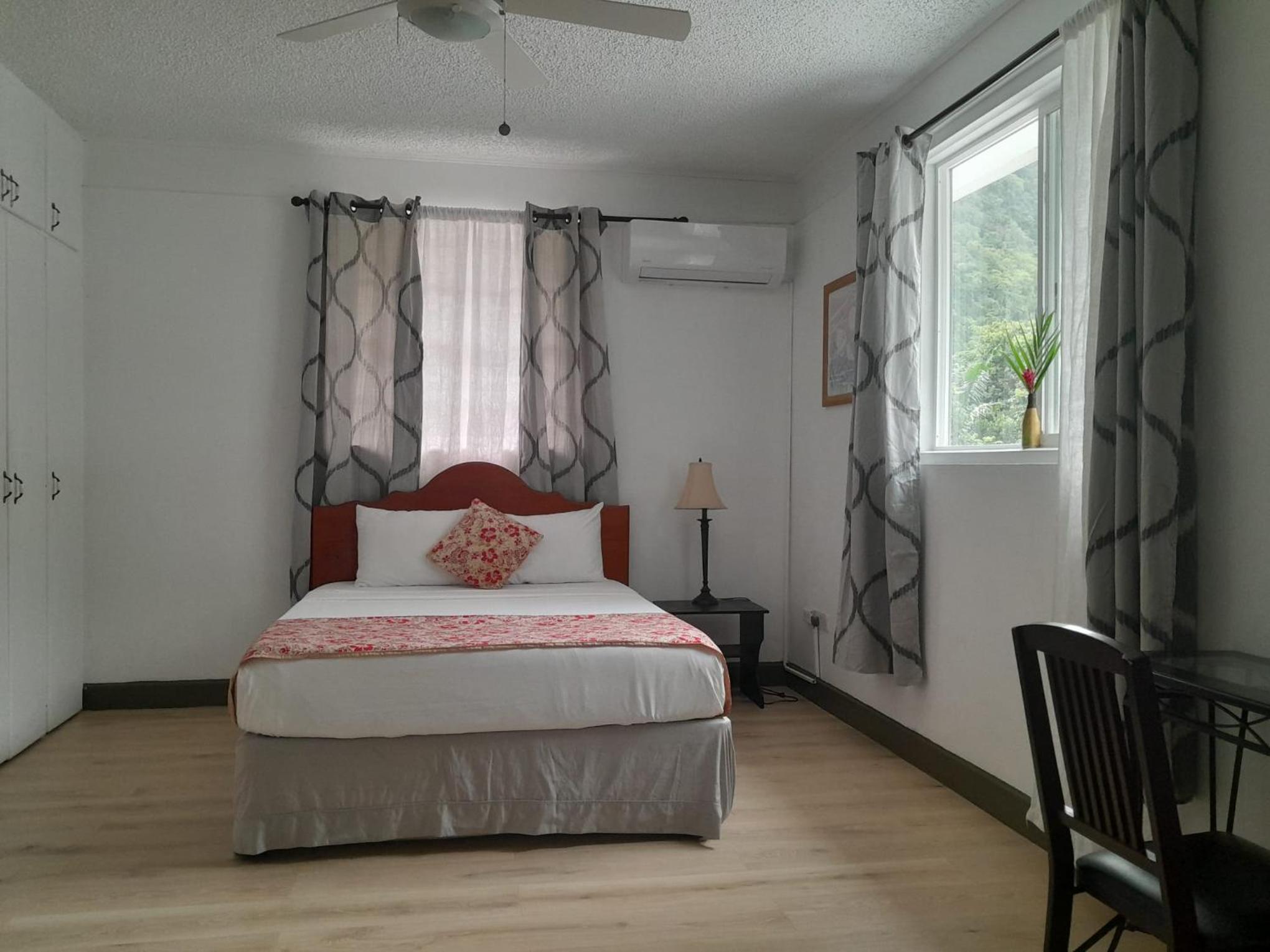 Queen Room photo 2