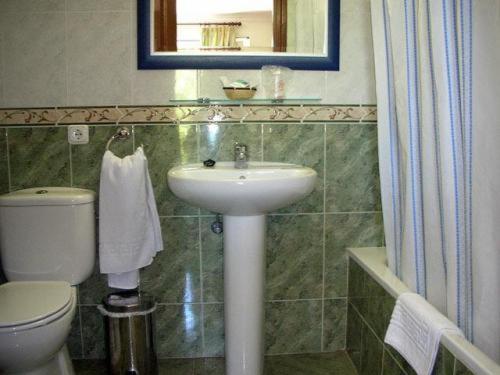 Double or Twin Room - Photo 2