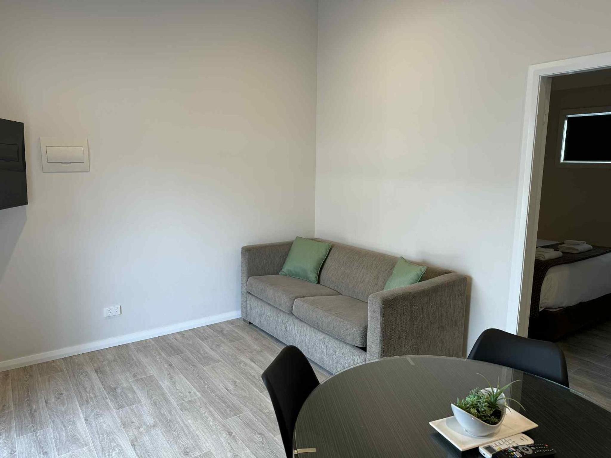 Deluxe One Bedroom (No Pets) photo 3