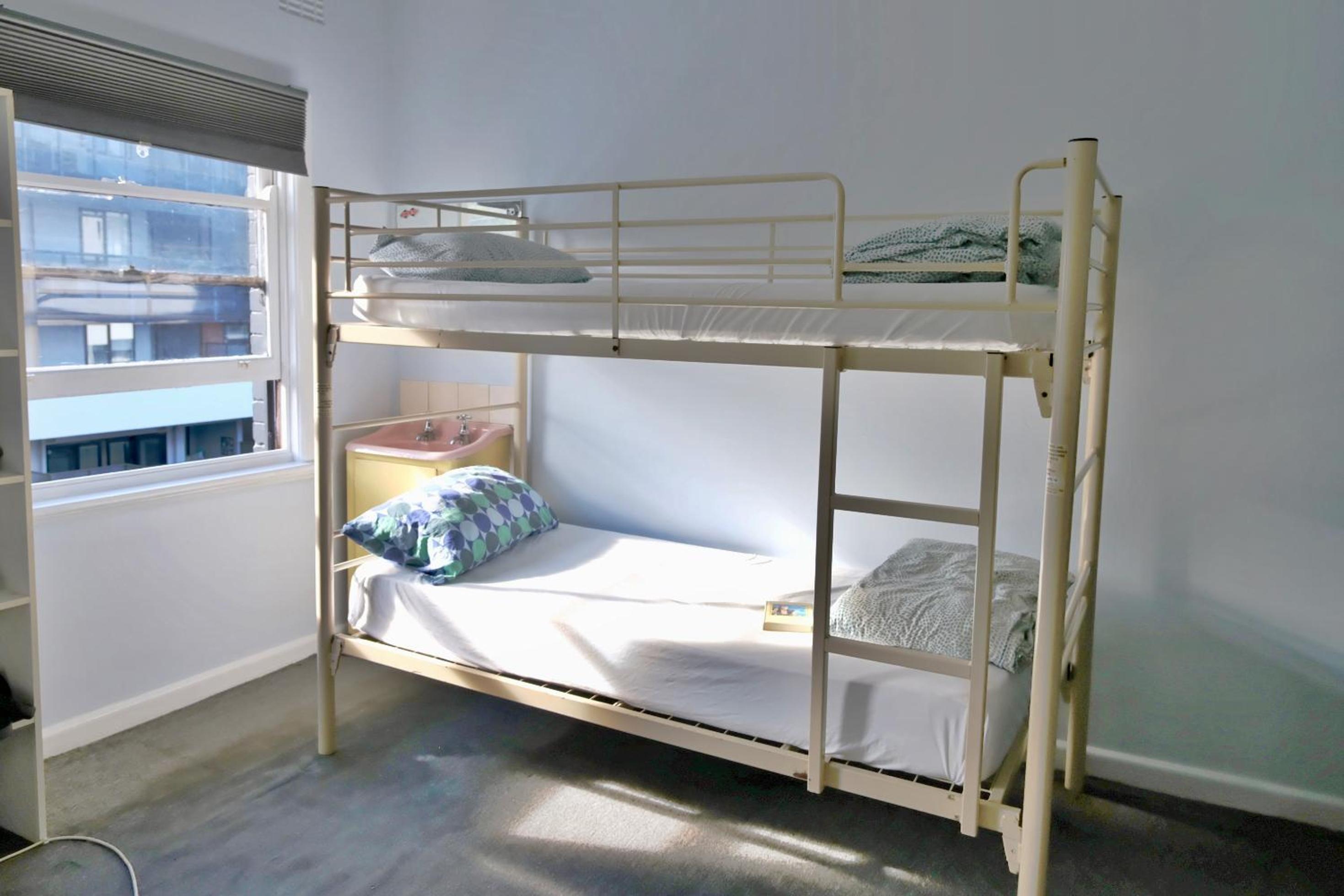 Bed in 6-Bed Mixed Dormitory Room with Shared Bathroom