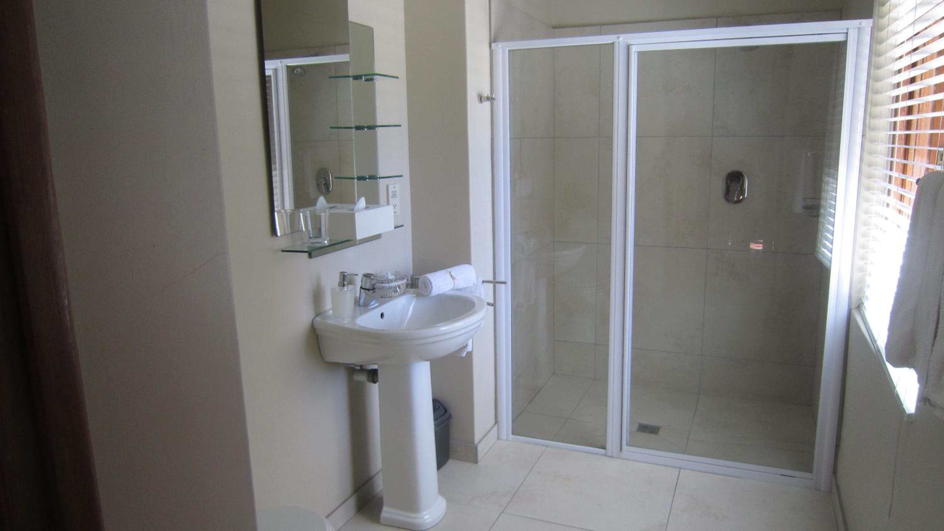 Standard Double or Twin Room - Photo 3