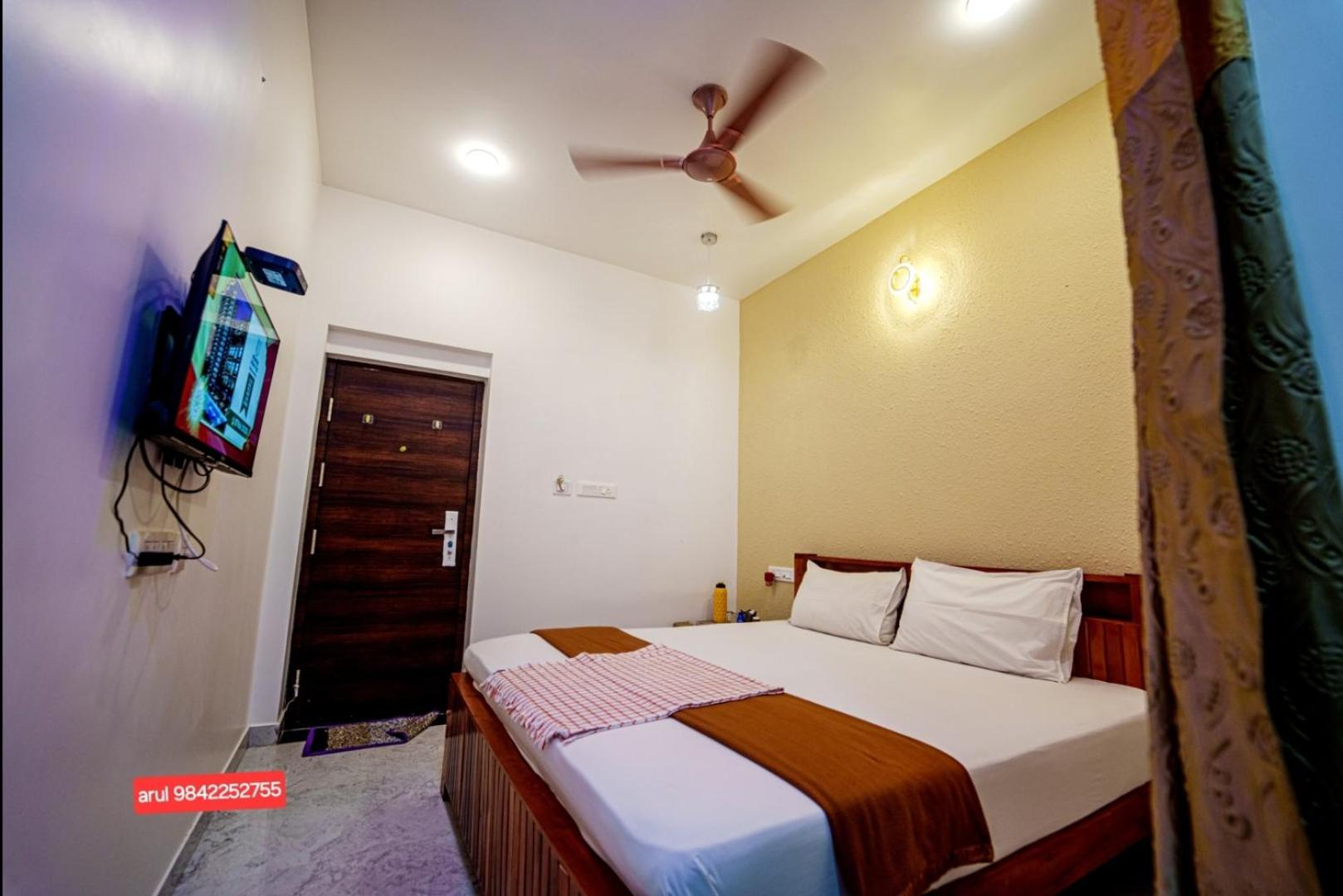 Deluxe Double Room (2 Adults + 1 Child)