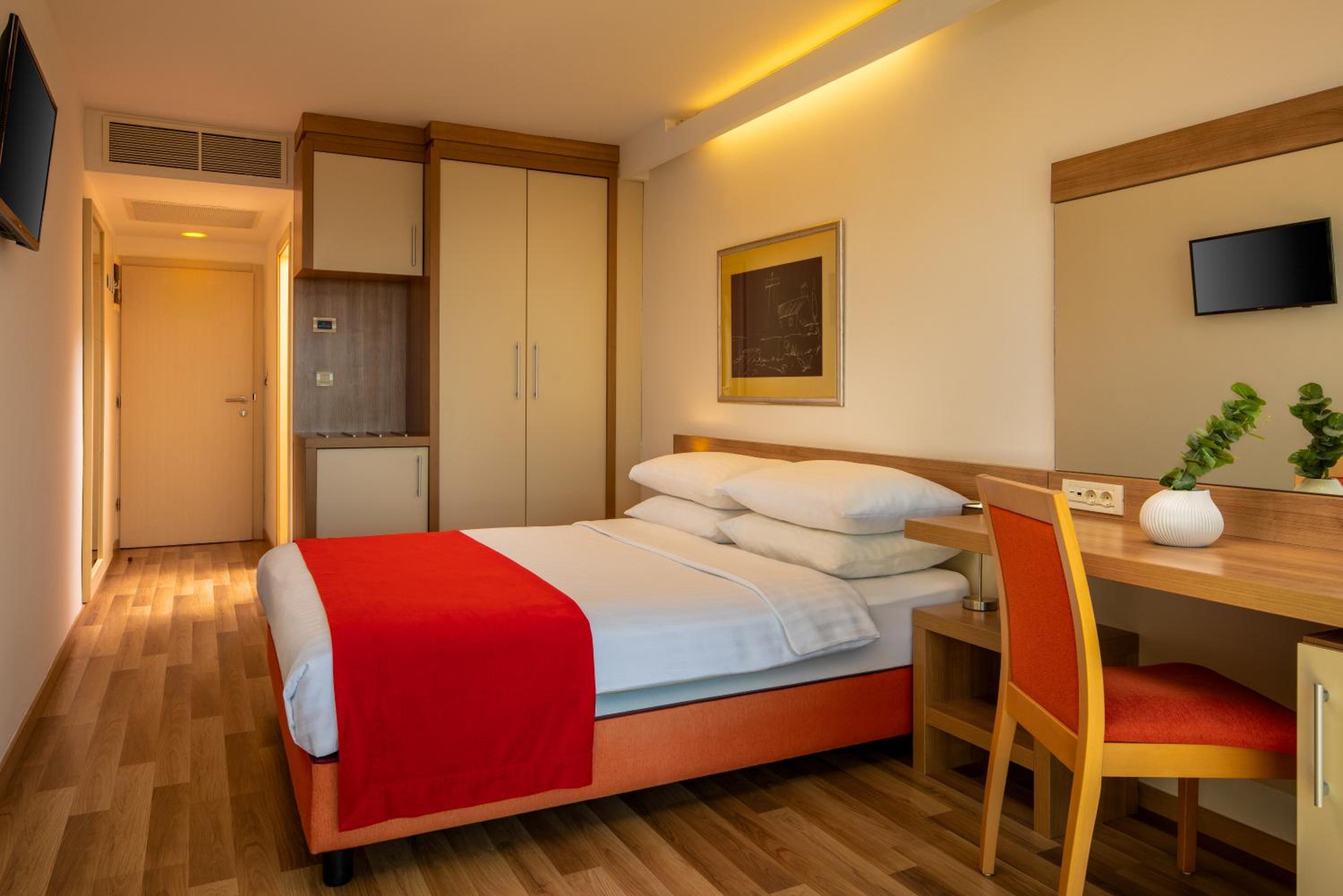 Standard Double Room with Balcony - Photo 2