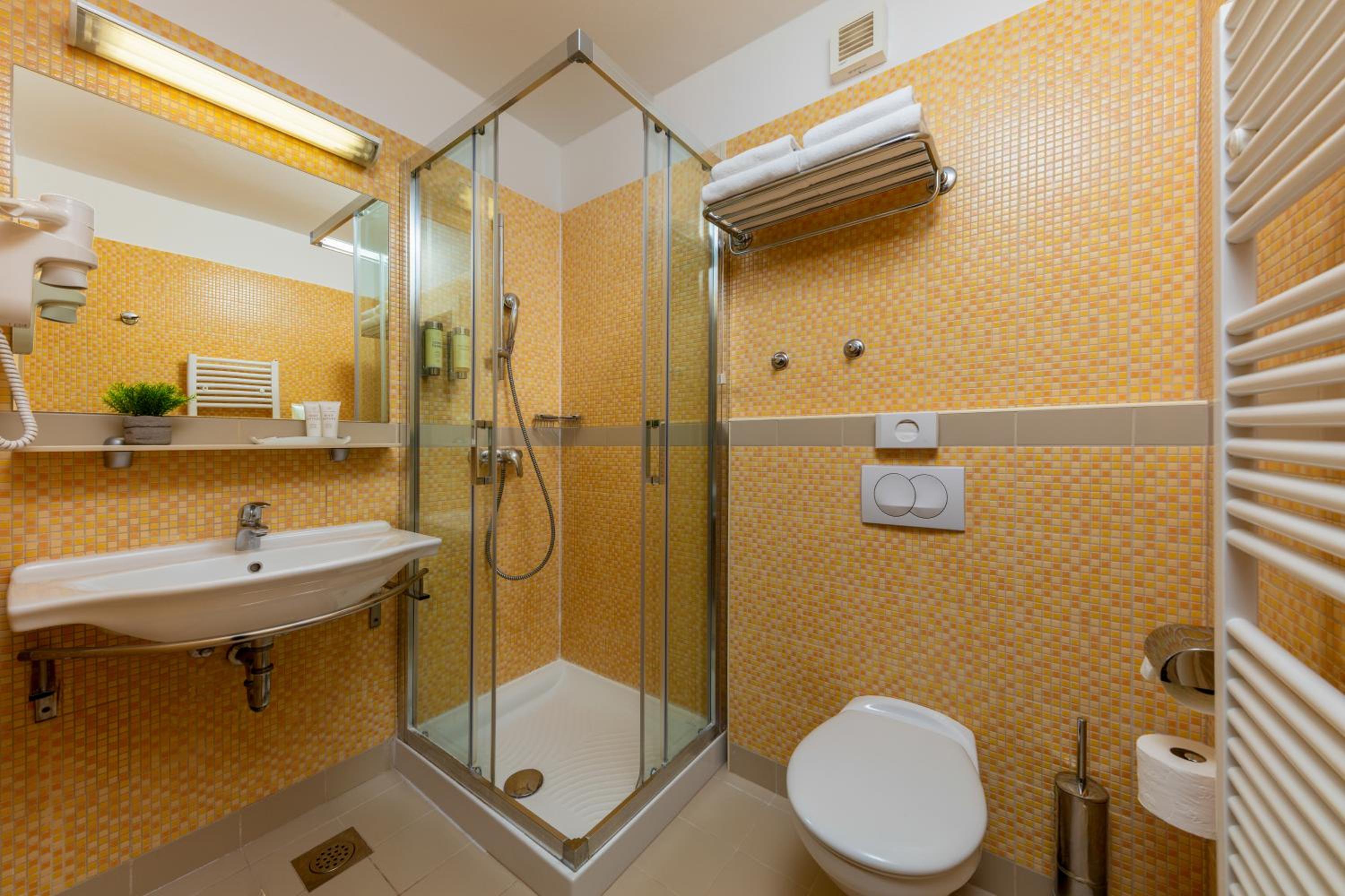 Standard Double Room with Balcony - Photo 4