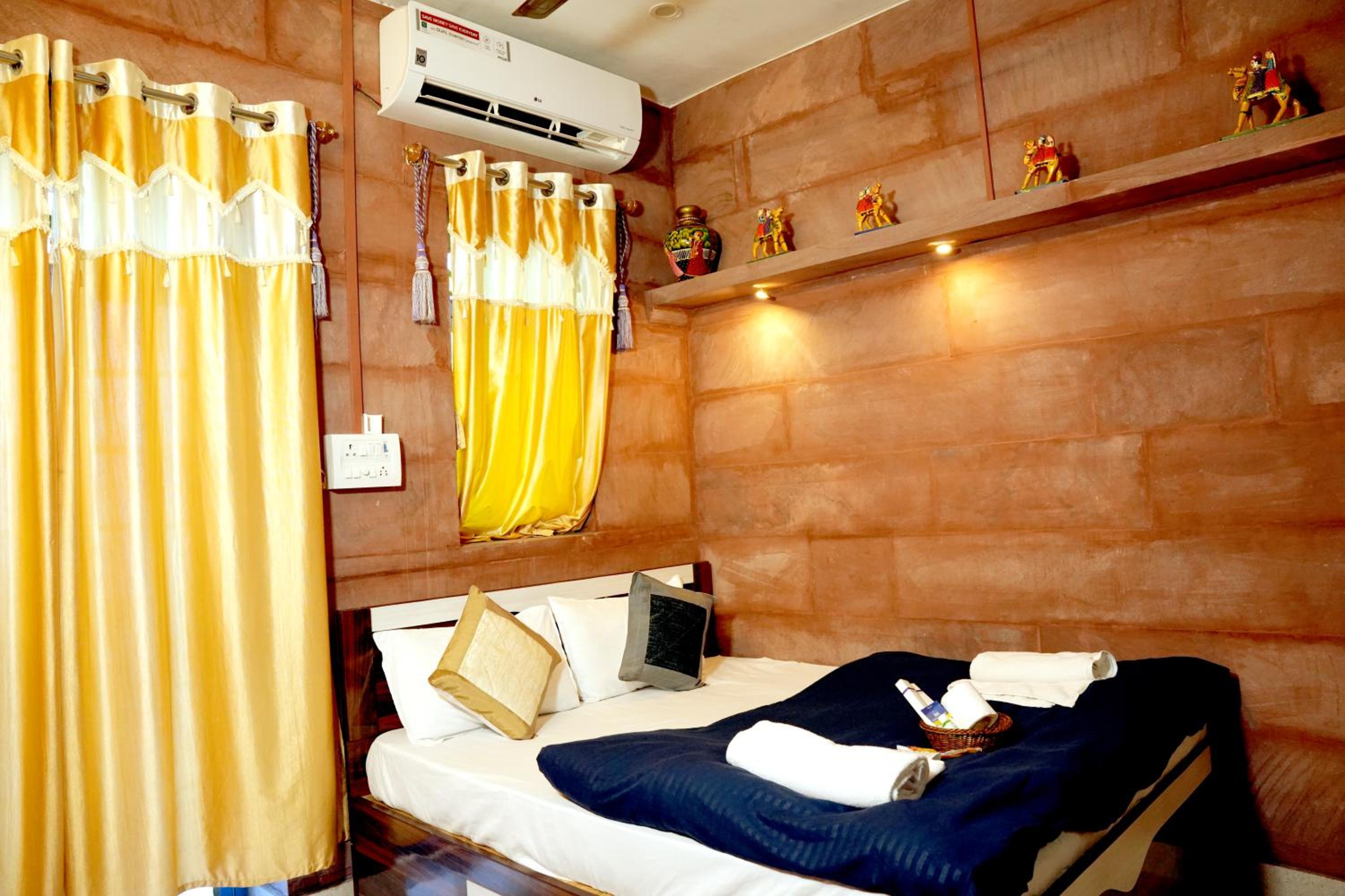 Deluxe Double Room with Balcony - Photo 5