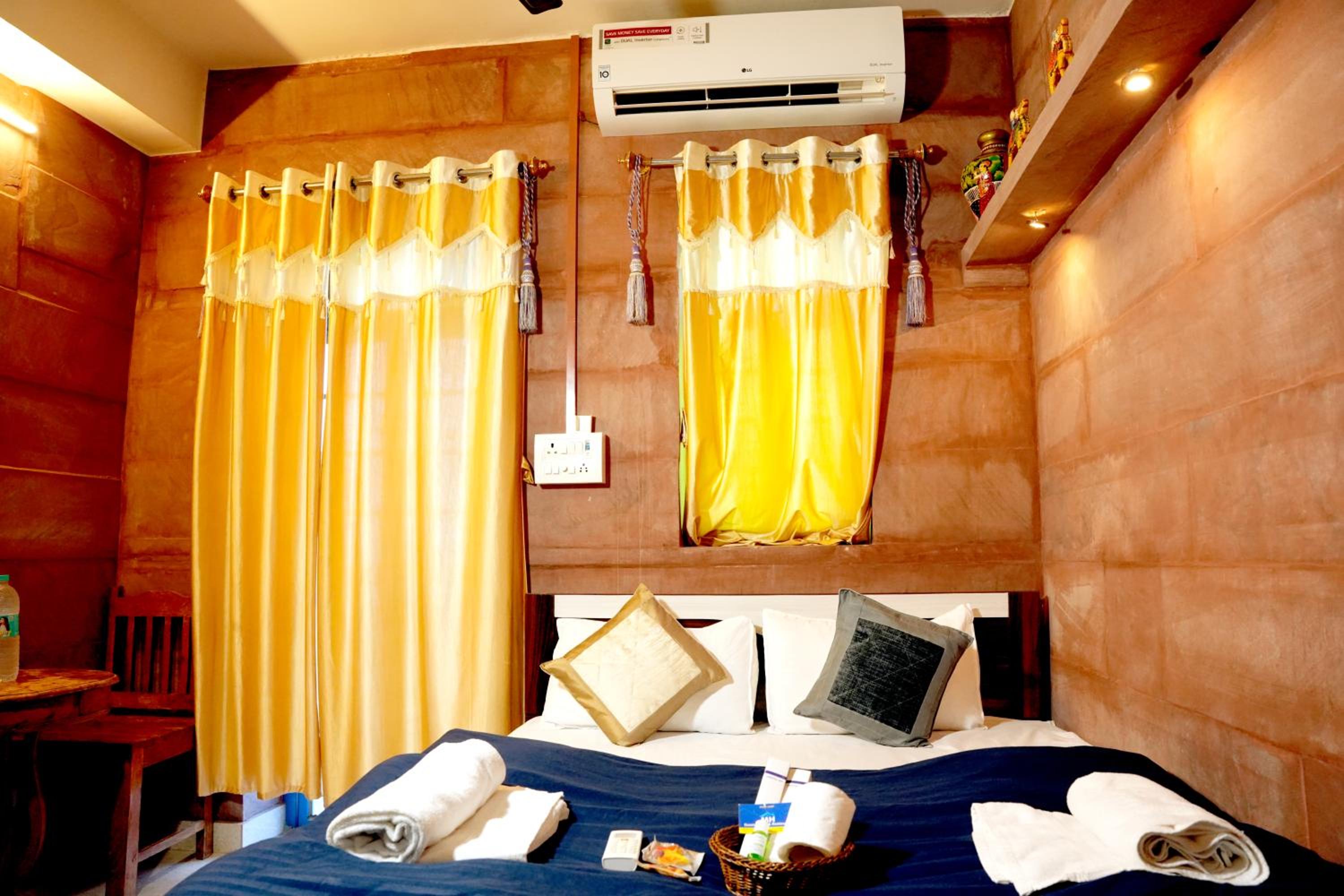 Deluxe Double Room with Balcony - Photo 4