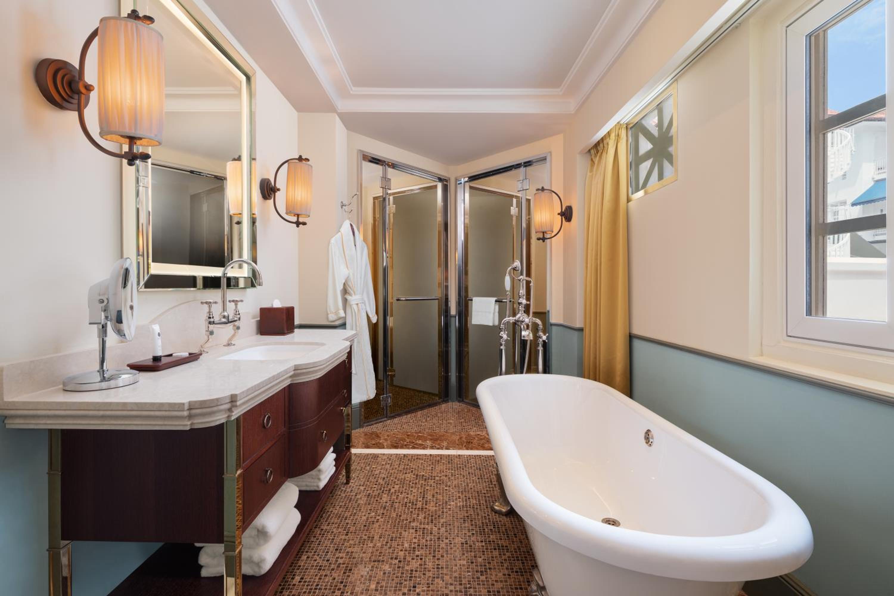 Le Colonial Suite with Bathtub, 1 King (Club Lounge Access with Complimentary Breakfast, Cocktails & Snacks) photo 2
