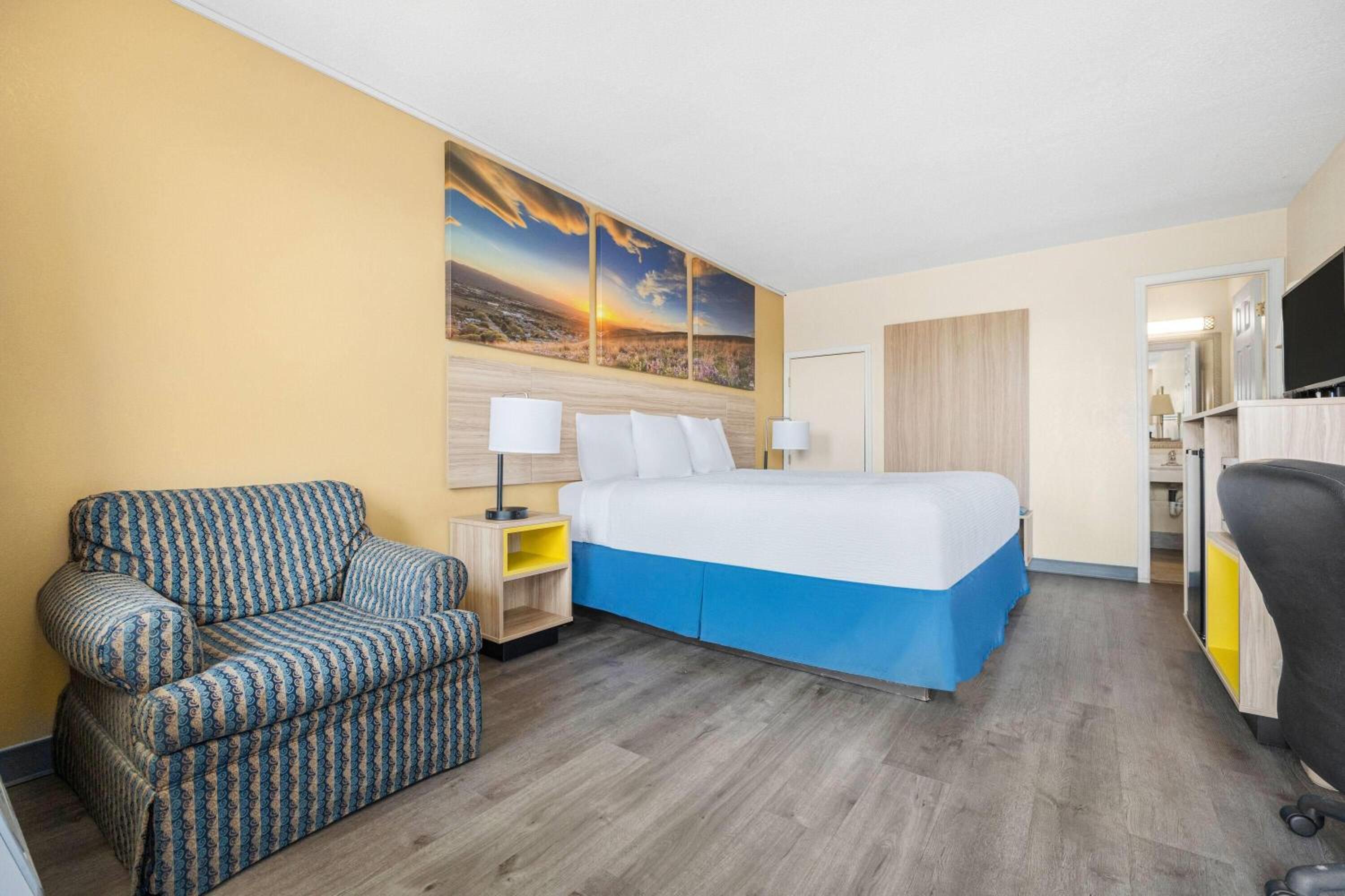 King Room - Mobility Access/Non-Smoking photo 3
