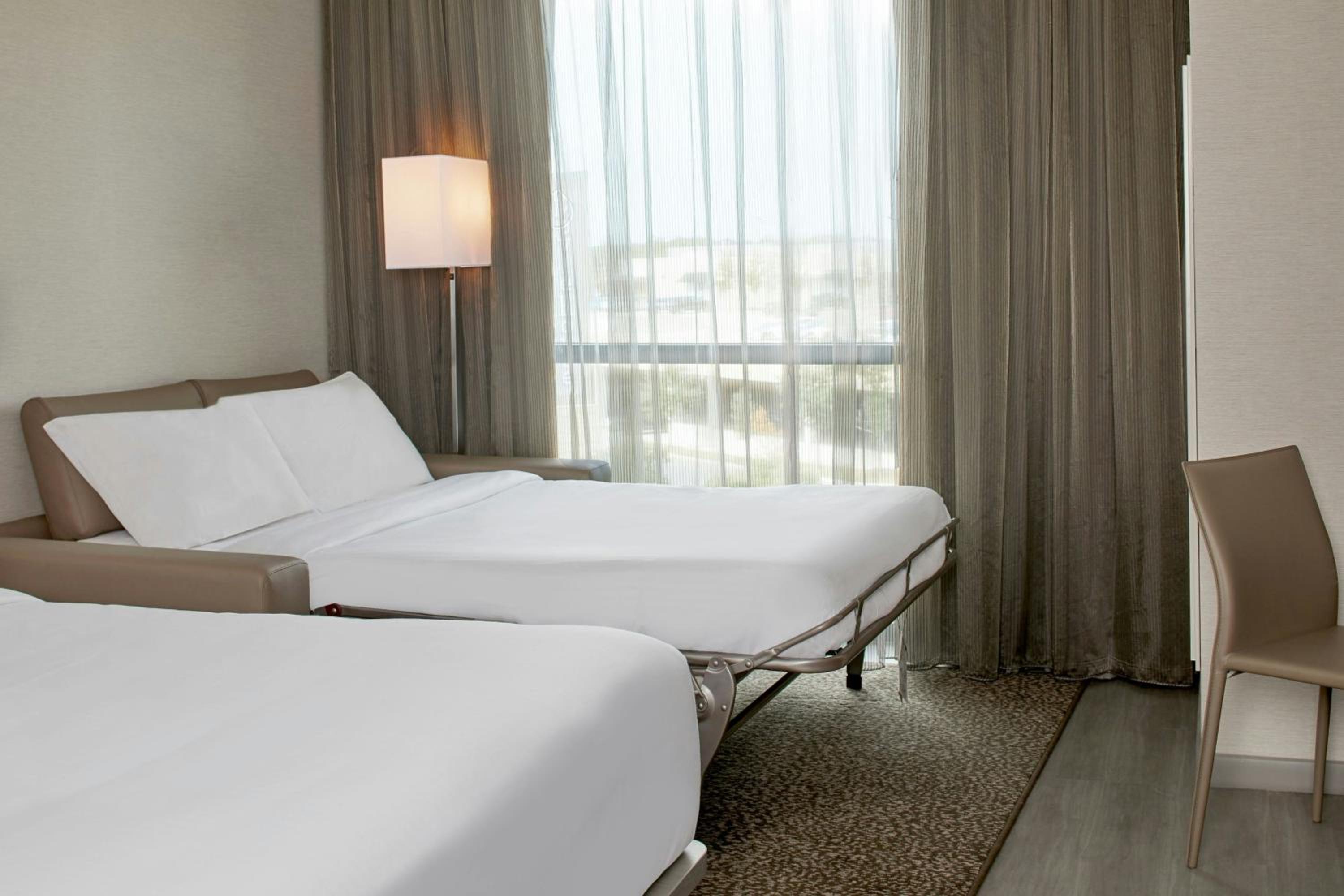 King Room with Country View and Sofa Bed - Hearing Accessible, photo 6