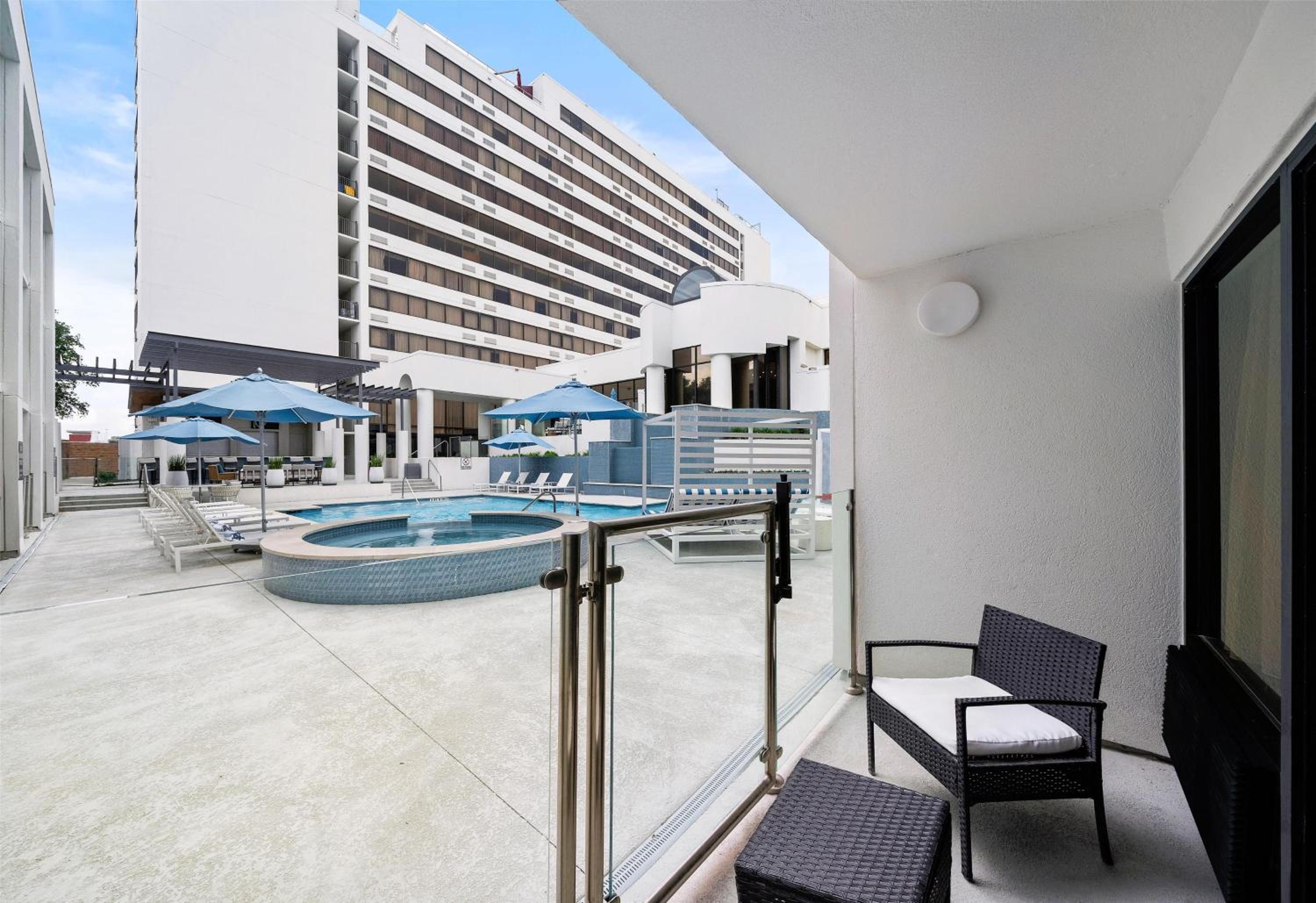 King Room with Poolside View and Patio - Photo 4