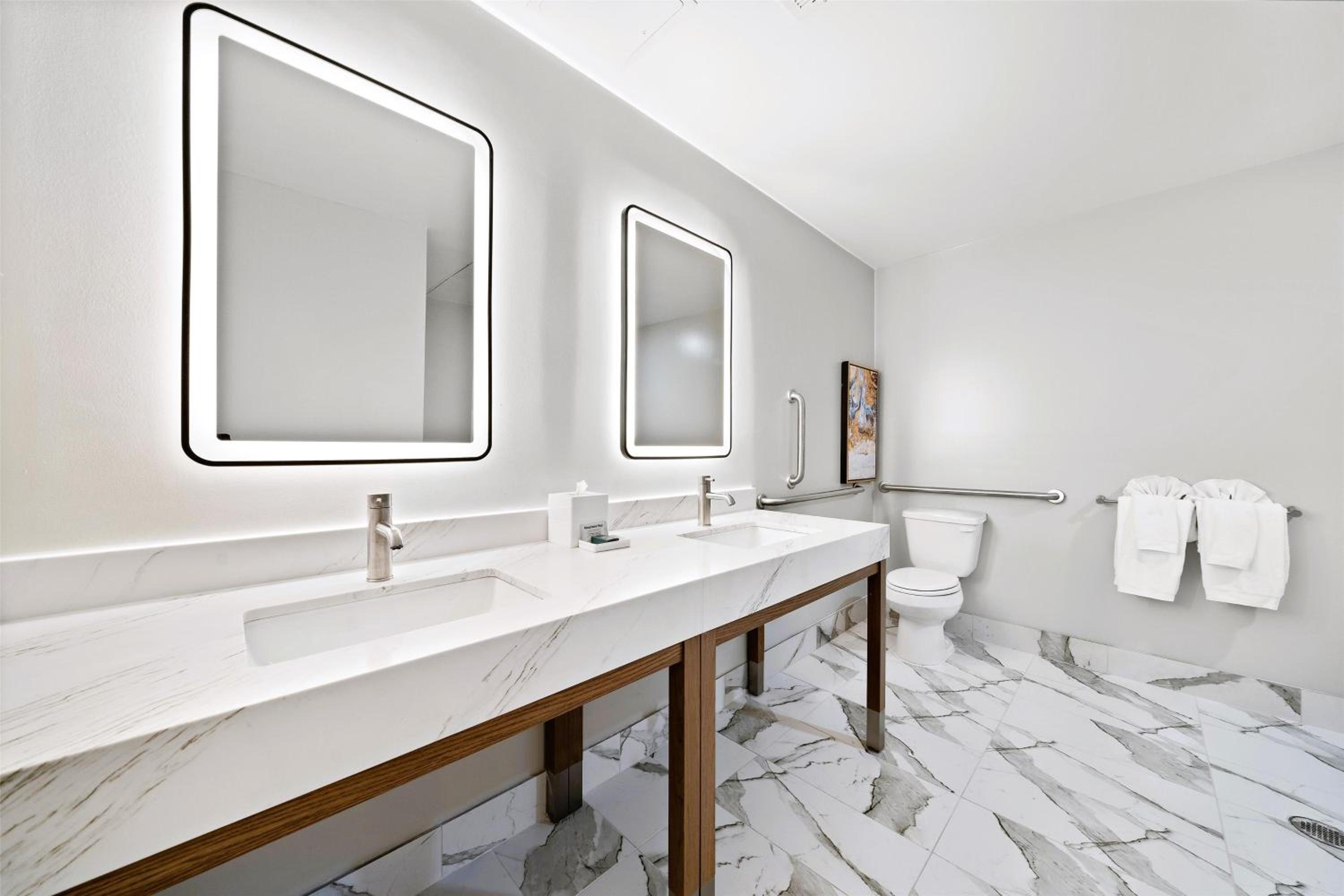 King Room with Roll-In Shower - Disability Access - Photo 2