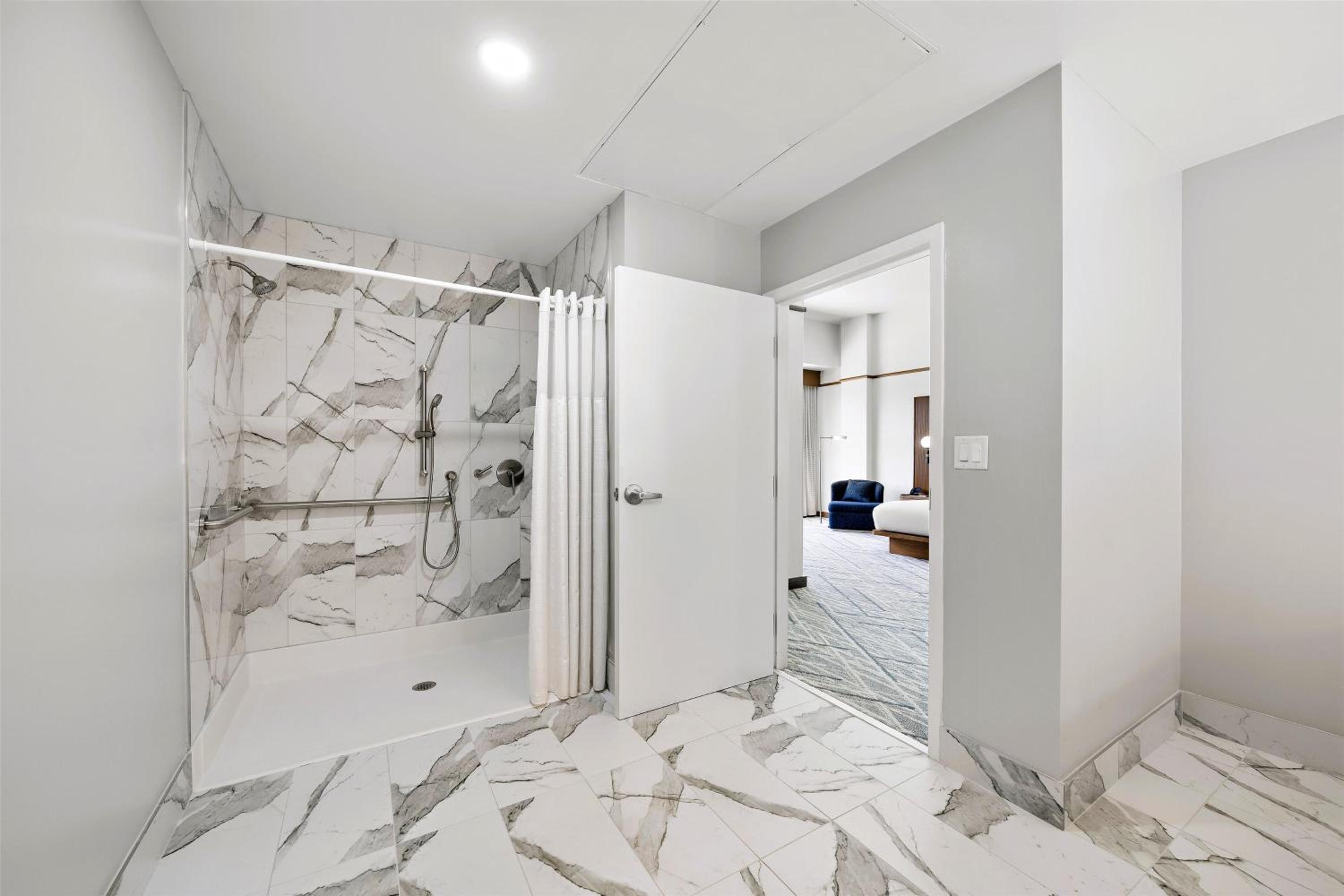 King Room with Roll-In Shower - Disability Access - Photo 3
