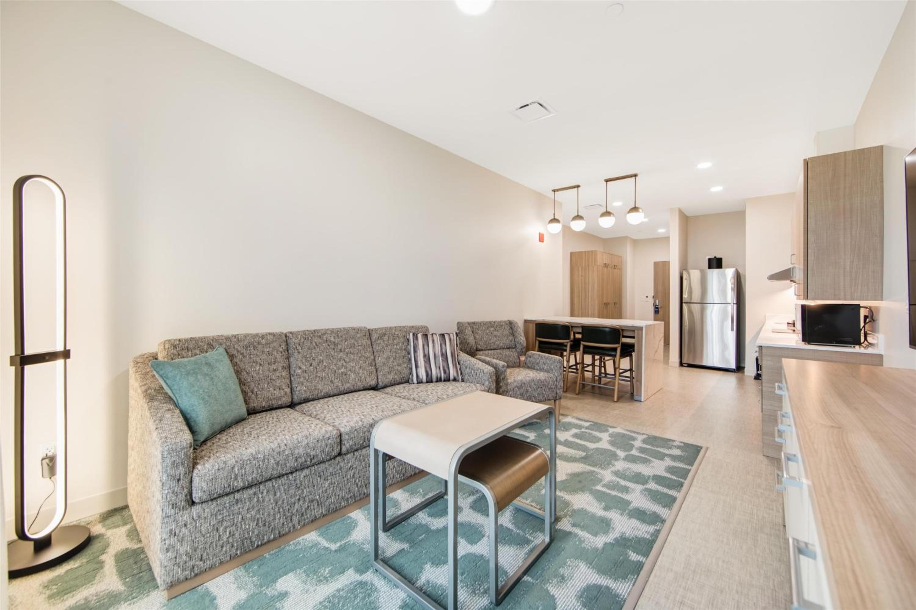 One-Bedroom Suite with Two Queen Beds and Bath Tub - Mobility and Hearing Access - Ground Floor - Photo 1