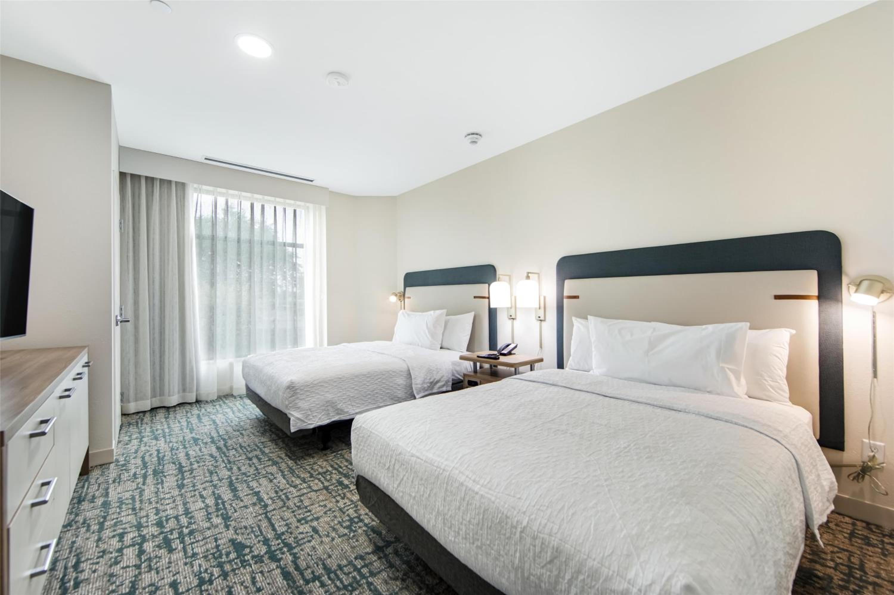 One-Bedroom Suite with Two Queen Beds and Bath Tub - Mobility and Hearing Access - Ground Floor - Photo 2