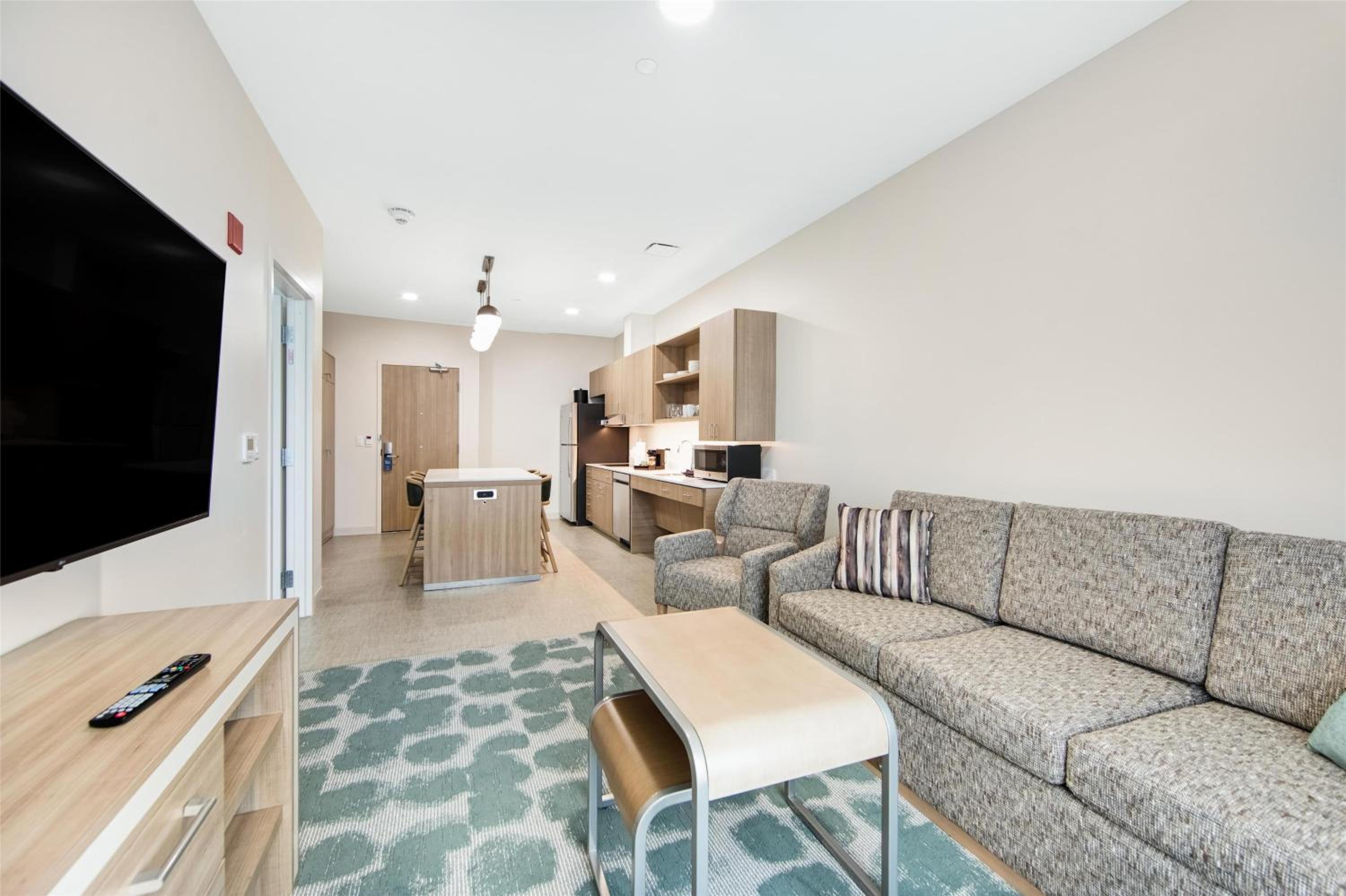 One-Bedroom Suite with Two Queen Beds and Bath Tub - Mobility and Hearing Access - Ground Floor - Photo 3