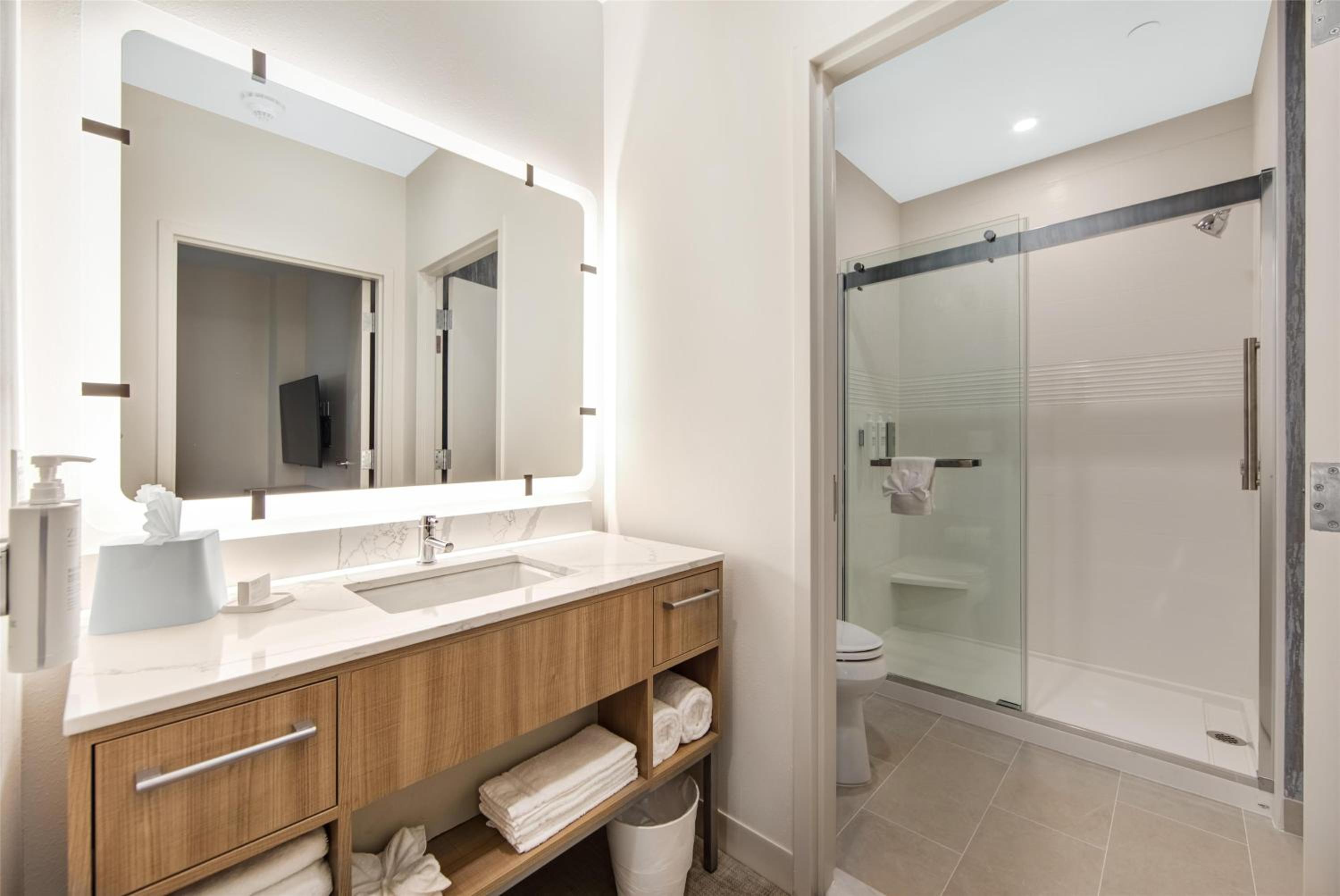 One-Bedroom Suite with Two Queen Beds - Hearing Accessible - Ground Floor - Photo 5