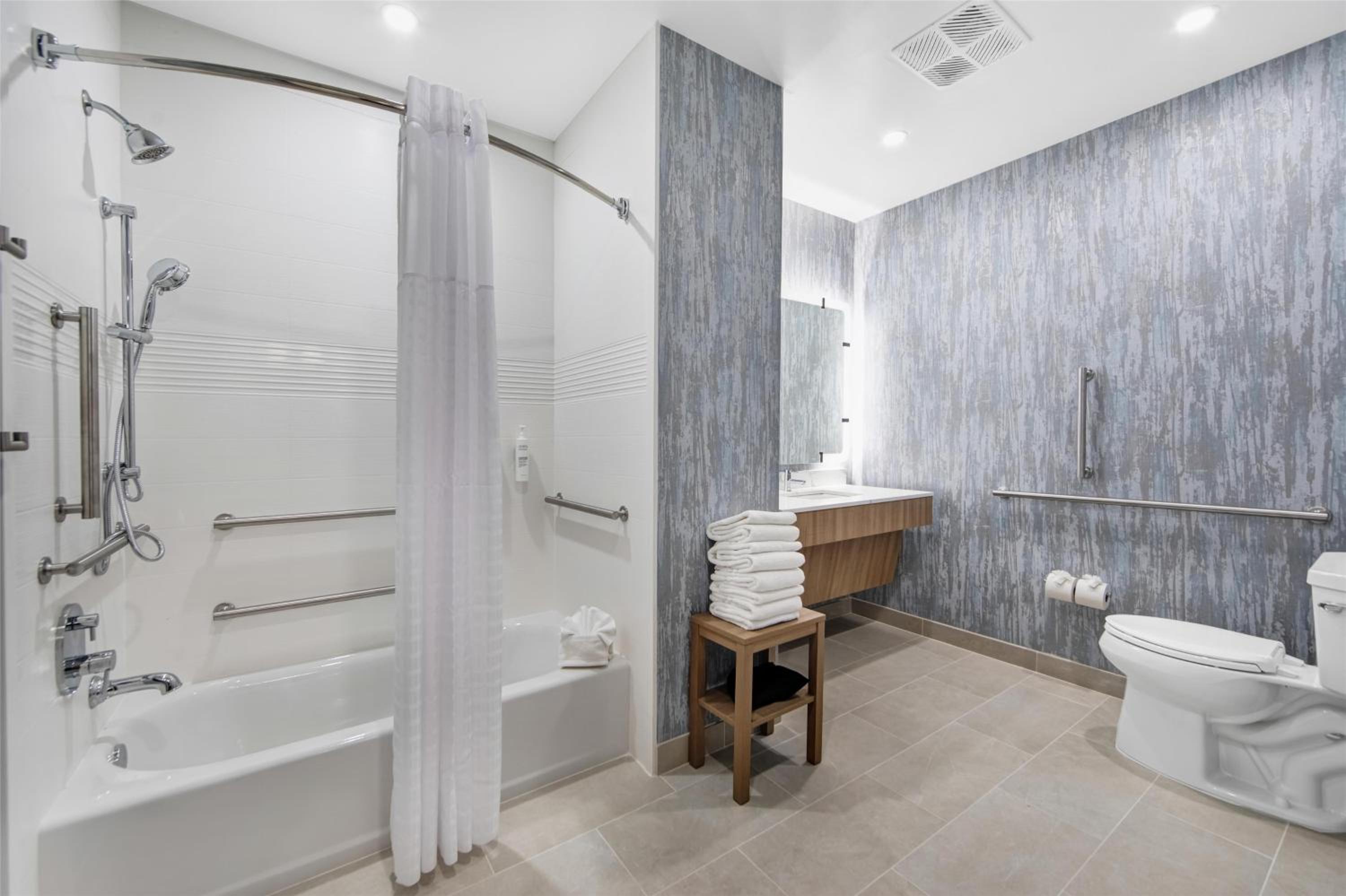 One-Bedroom Suite with Two Queen Beds and Bath Tub - Mobility and Hearing Access - Ground Floor - Photo 4