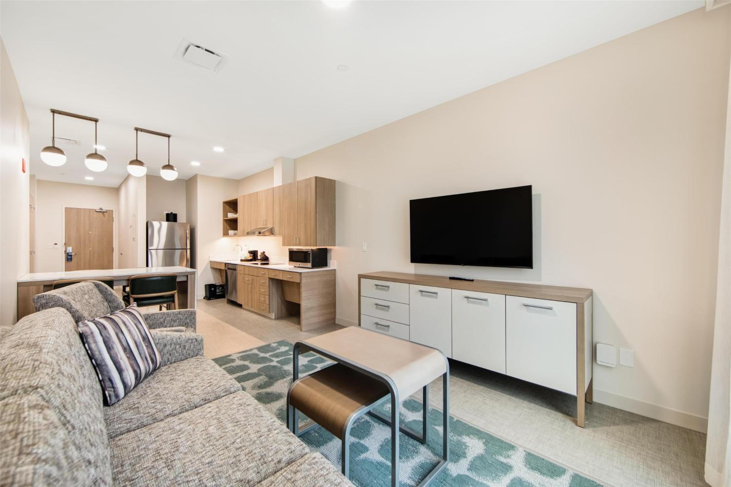 One-Bedroom Suite with Two Queen Beds and Bath Tub - Mobility and Hearing Access - Ground Floor - Photo 5