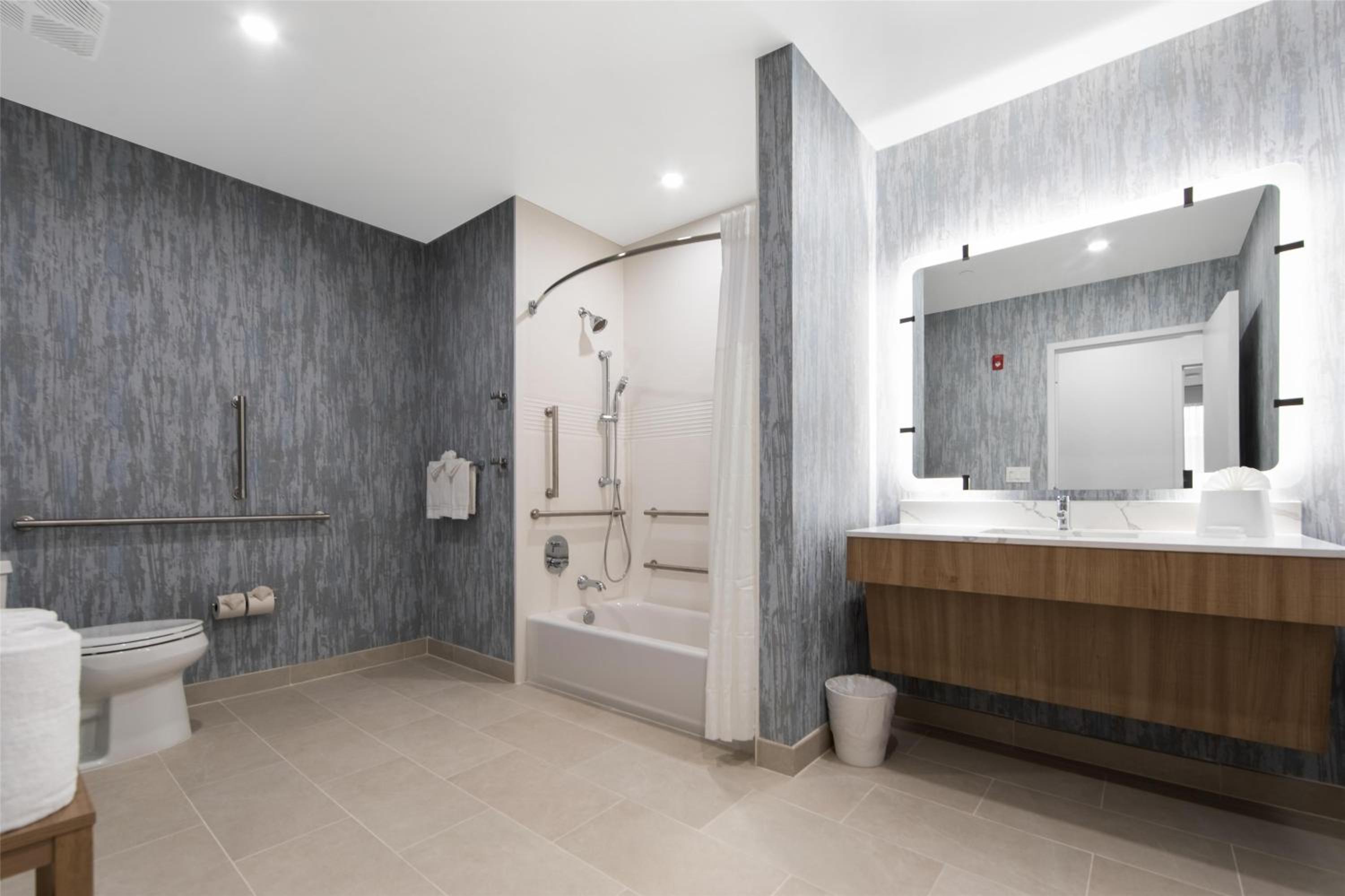 One-Bedroom Suite with Two Queen Beds and Bath Tub - Mobility and Hearing Access - Ground Floor - Photo 6