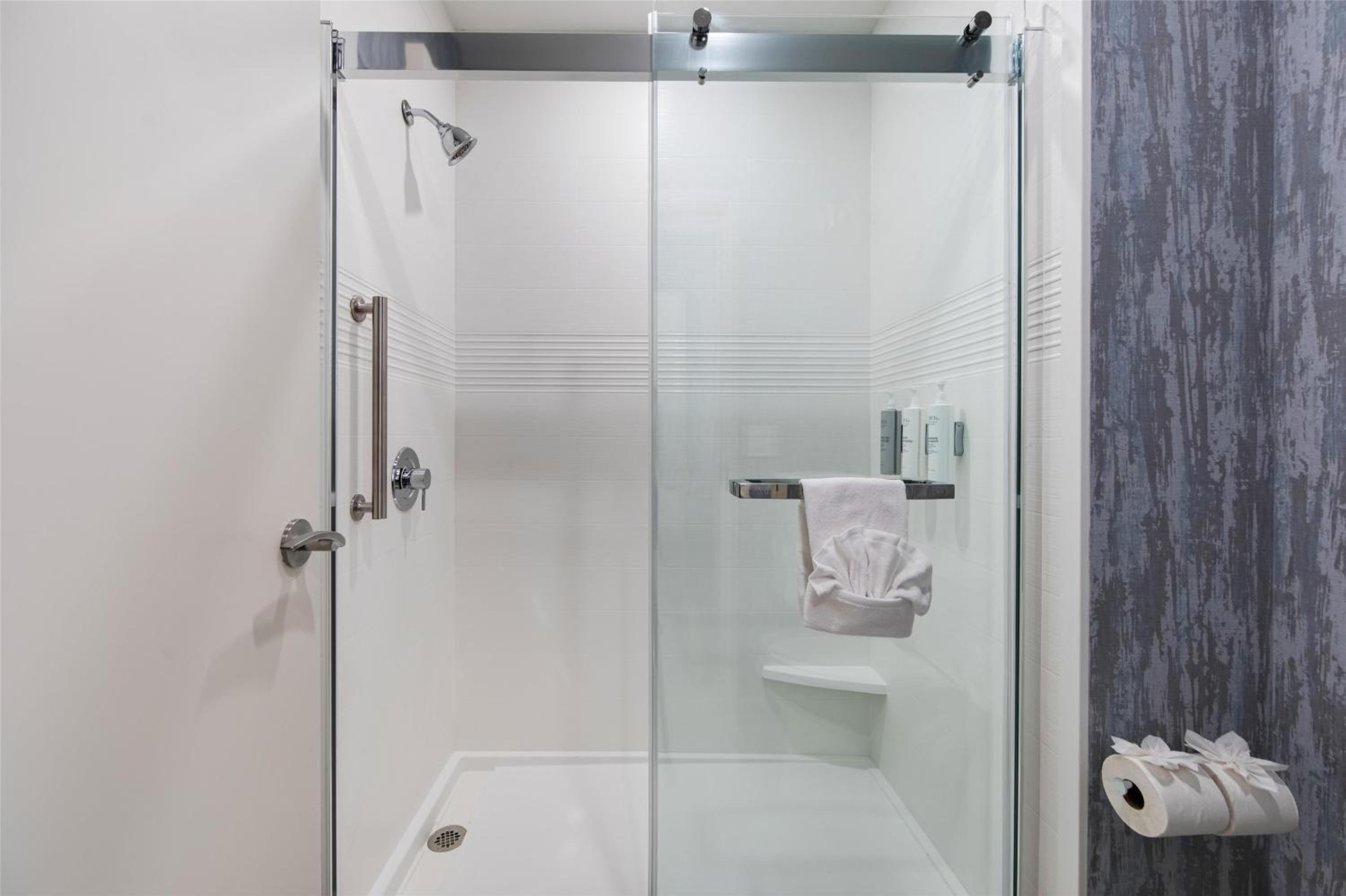One-Bedroom Suite with Two Queen Beds - Hearing Accessible - Ground Floor - Photo 6