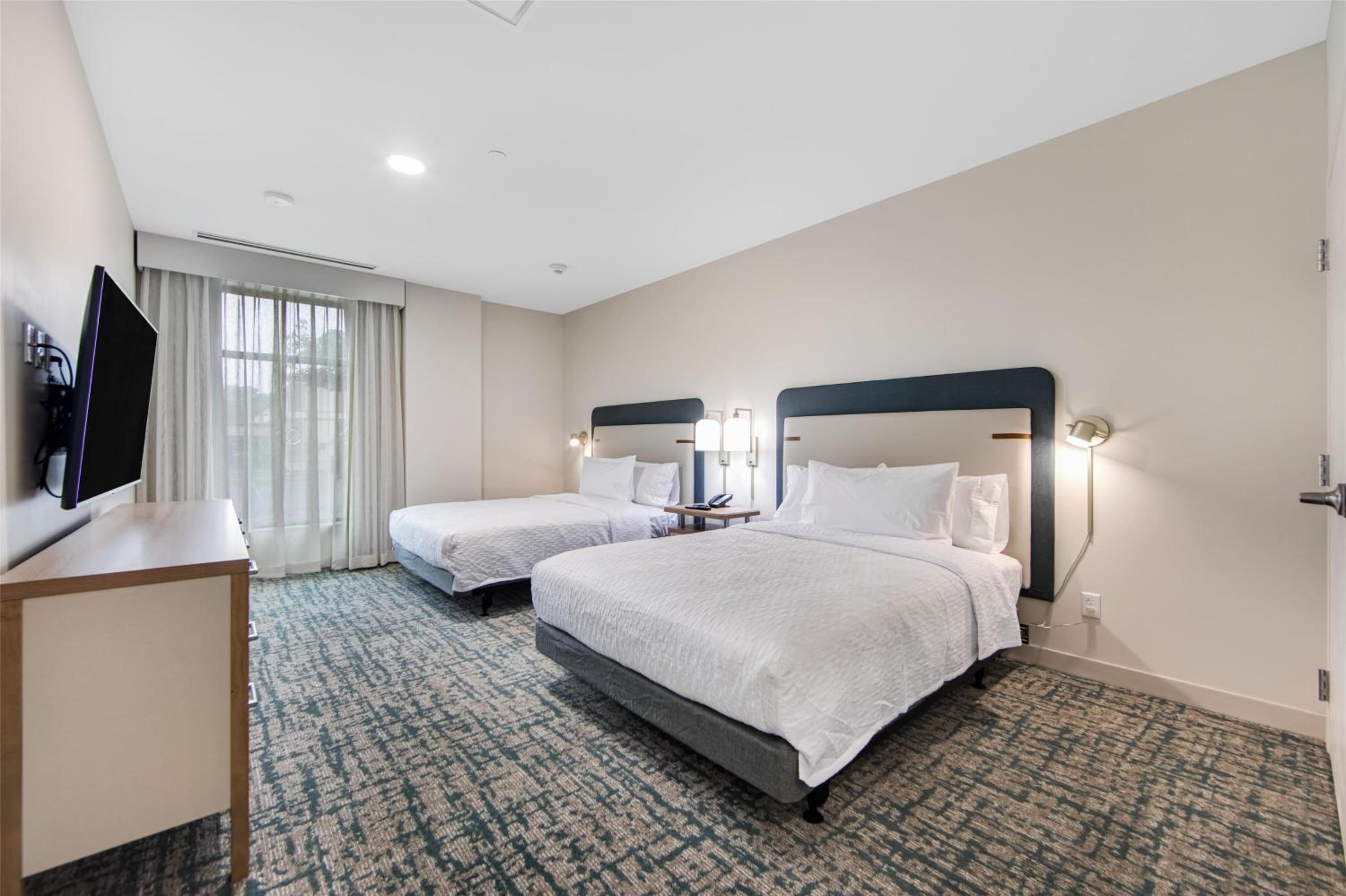 One-Bedroom Suite with Two Queen Beds and Bath Tub - Mobility and Hearing Access - Ground Floor - Photo 7