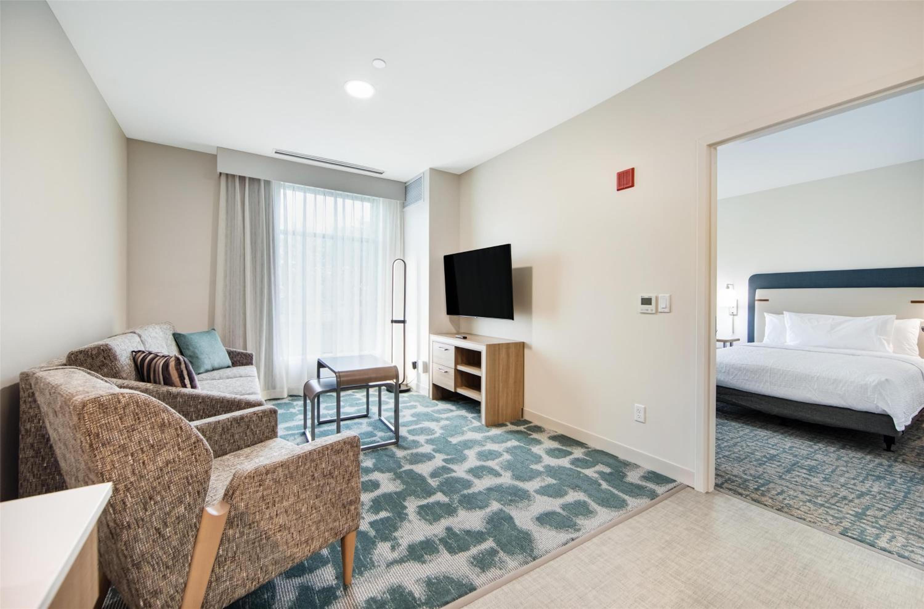 One-Bedroom Suite with Two Queen Beds and Bath Tub - Mobility and Hearing Access - Ground Floor - Photo 8