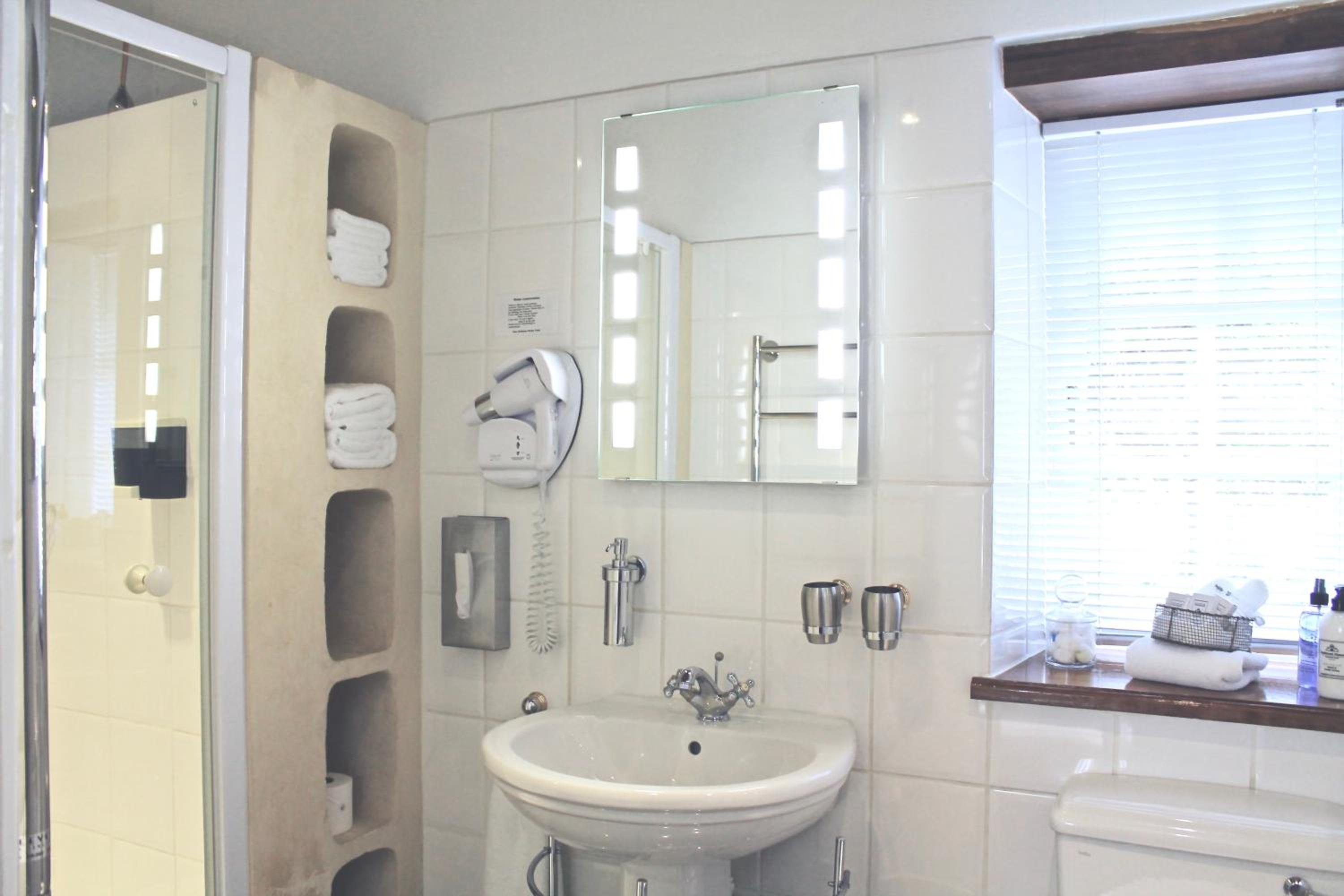 Standard Double or Twin Room - Photo 11