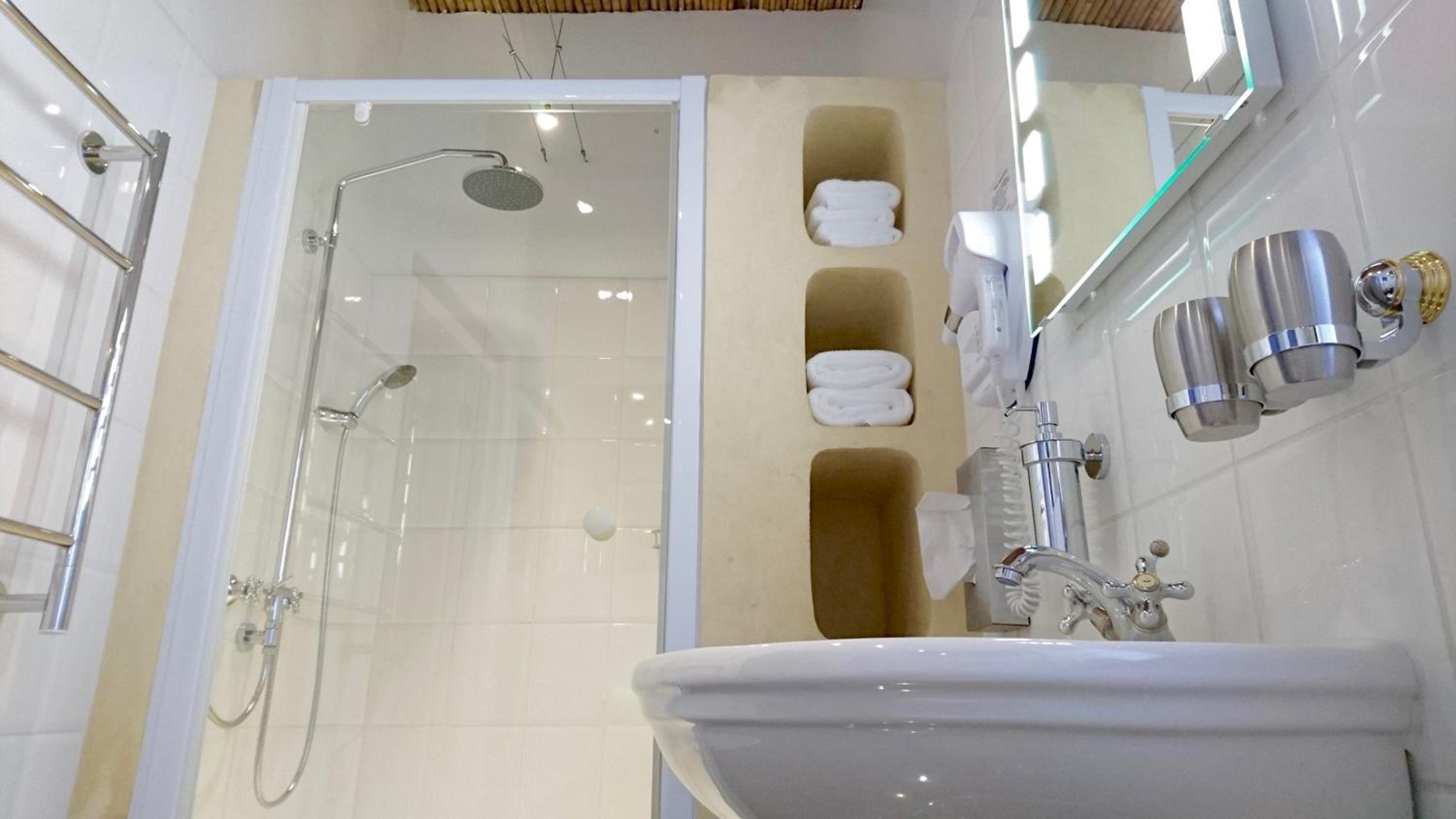 Standard Double or Twin Room - Photo 12