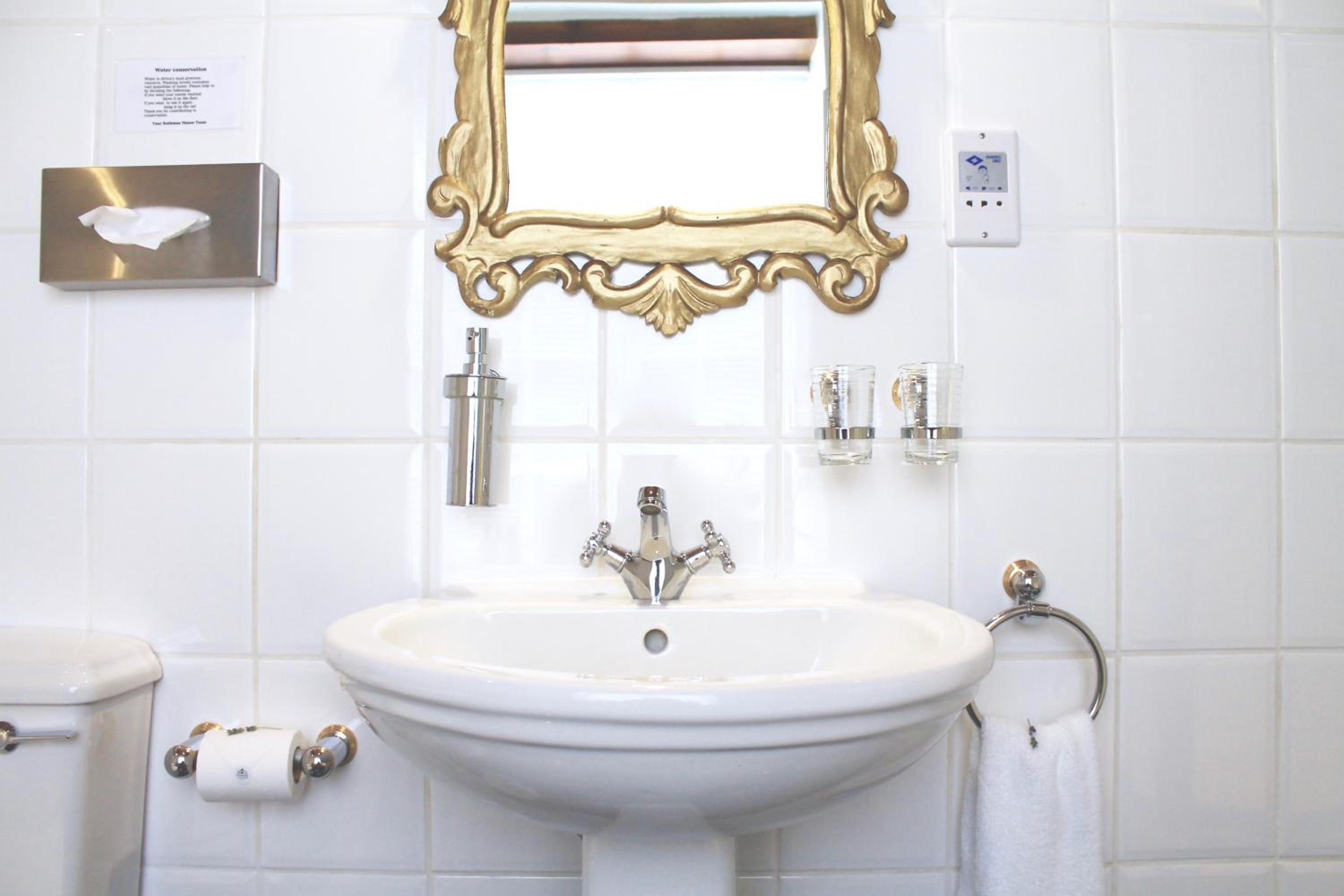 Standard Double or Twin Room - Photo 9