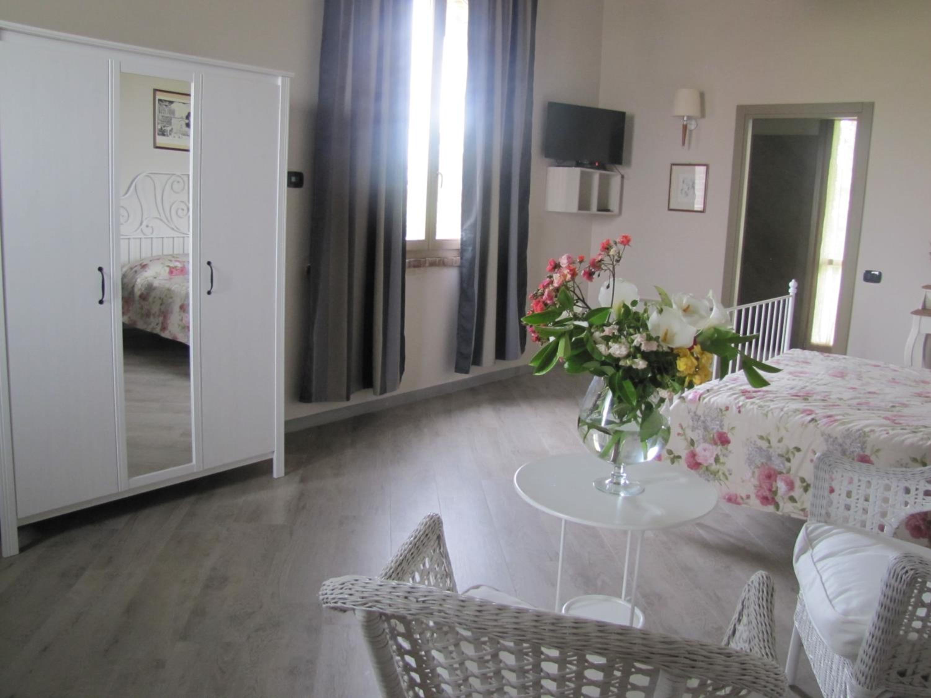 Deluxe Suite - Photo 7