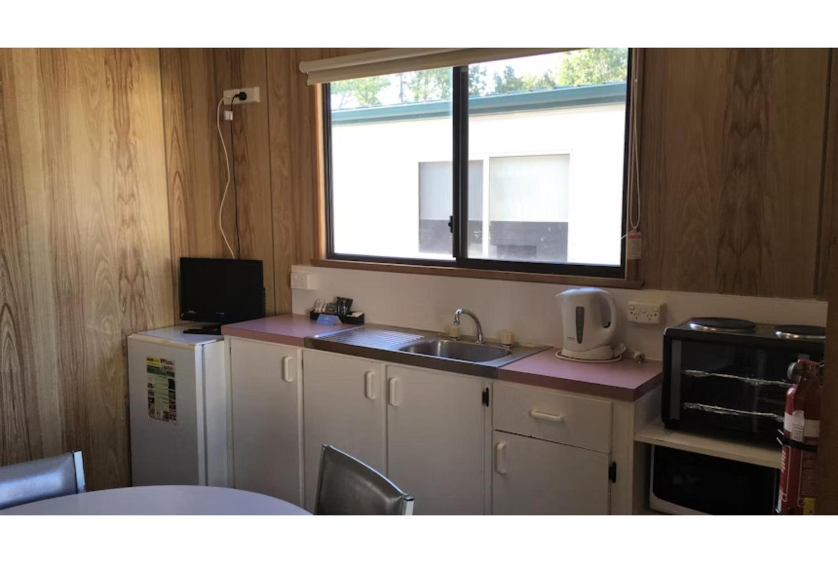 Economy Cabin – Sleeps 4 photo 2