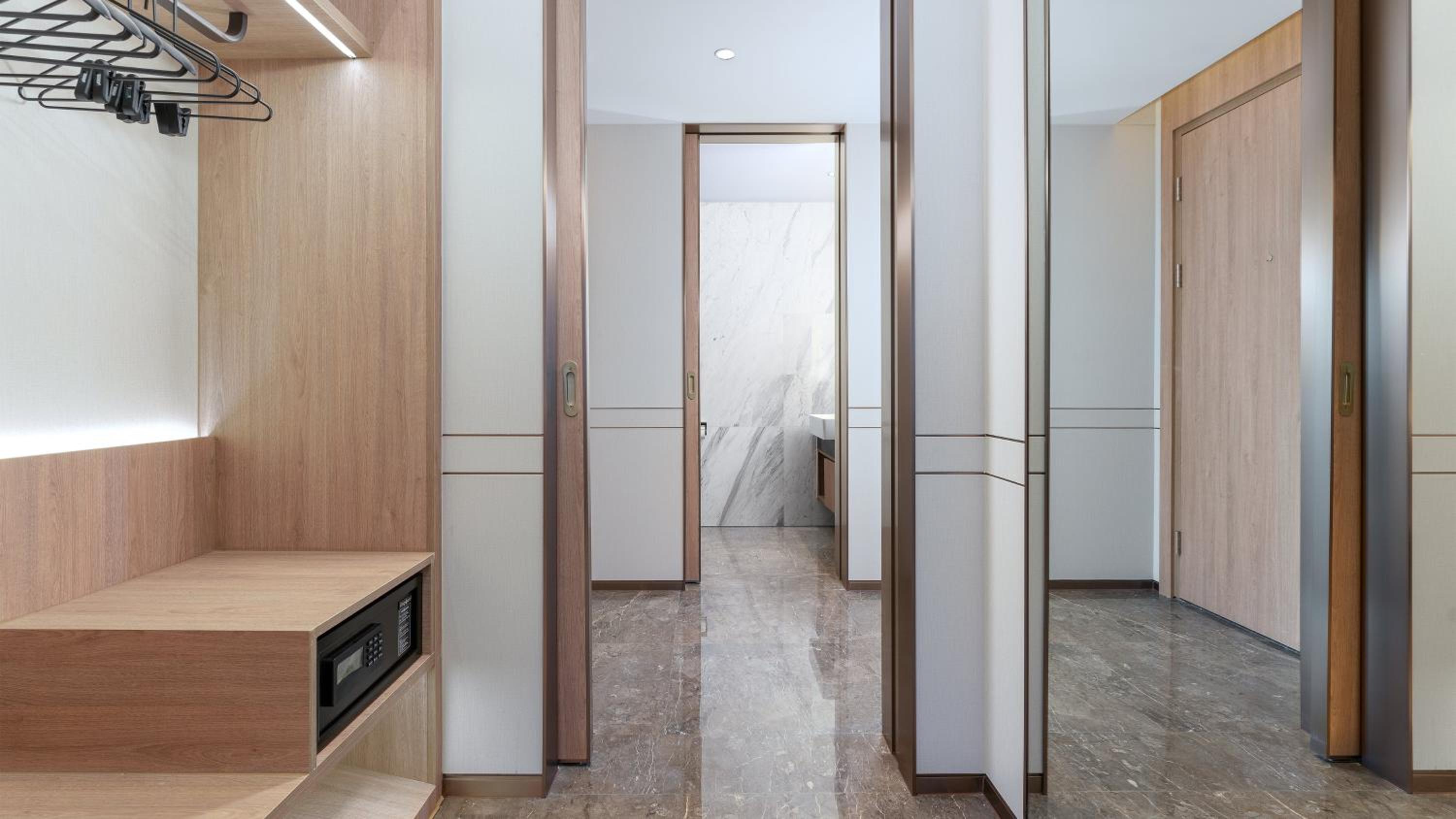 One-Bedroom Suite with City View - Photo 2