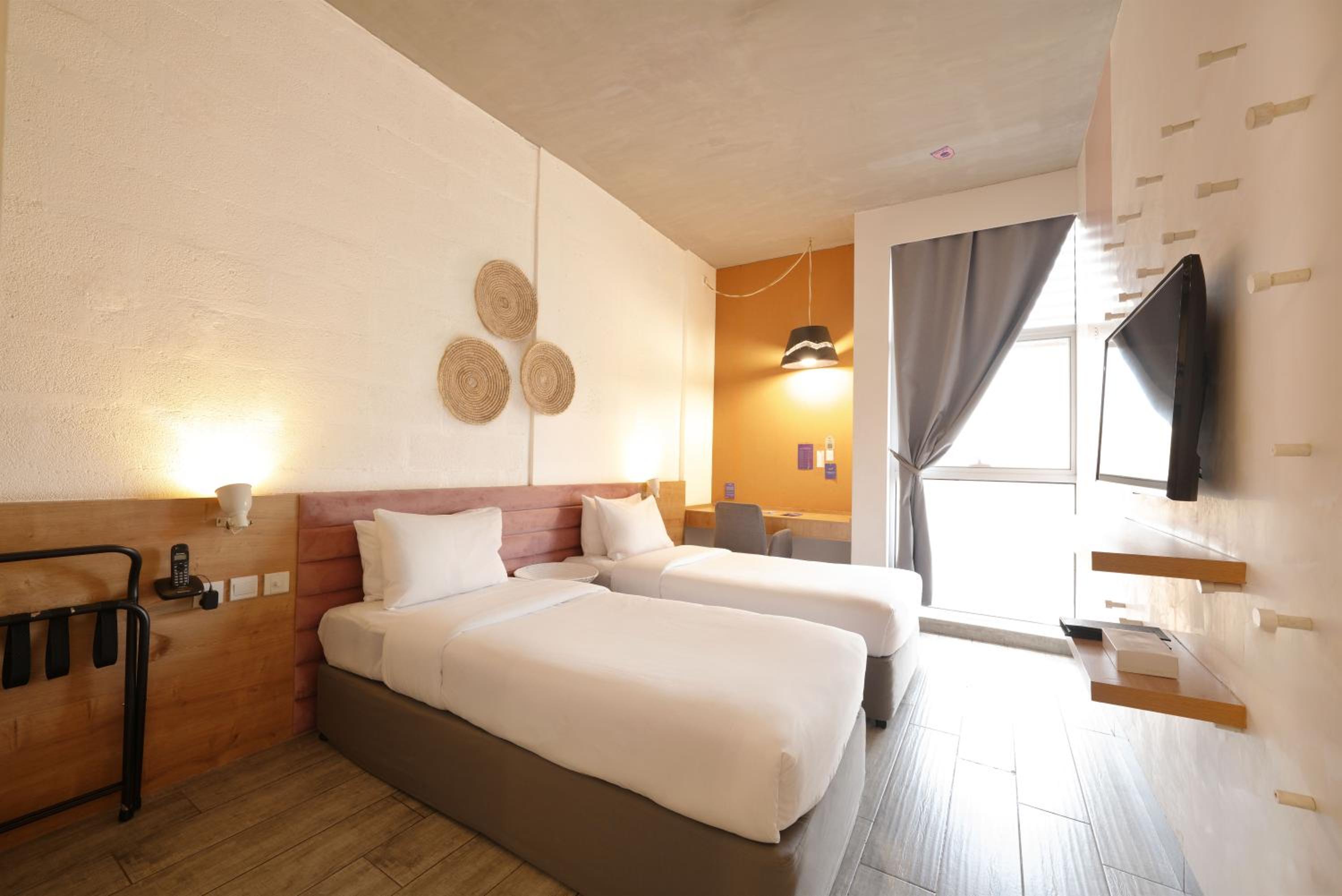 Standard Quadruple Room thumbnail 6